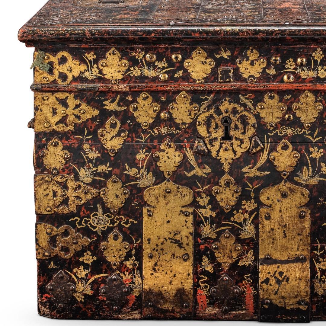 Caja fuerte de carey simulado del siglo XVII y posterior, decorada en dorado en Bueno estado para la venta en London, GB