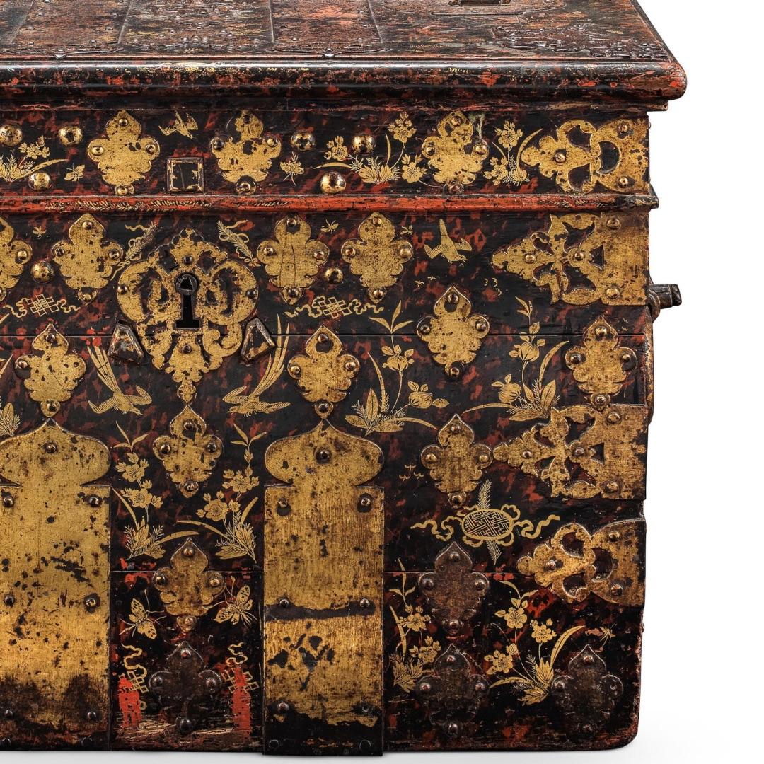 Caja fuerte de carey simulado del siglo XVII y posterior, decorada en dorado siglo XVIII y antes en venta