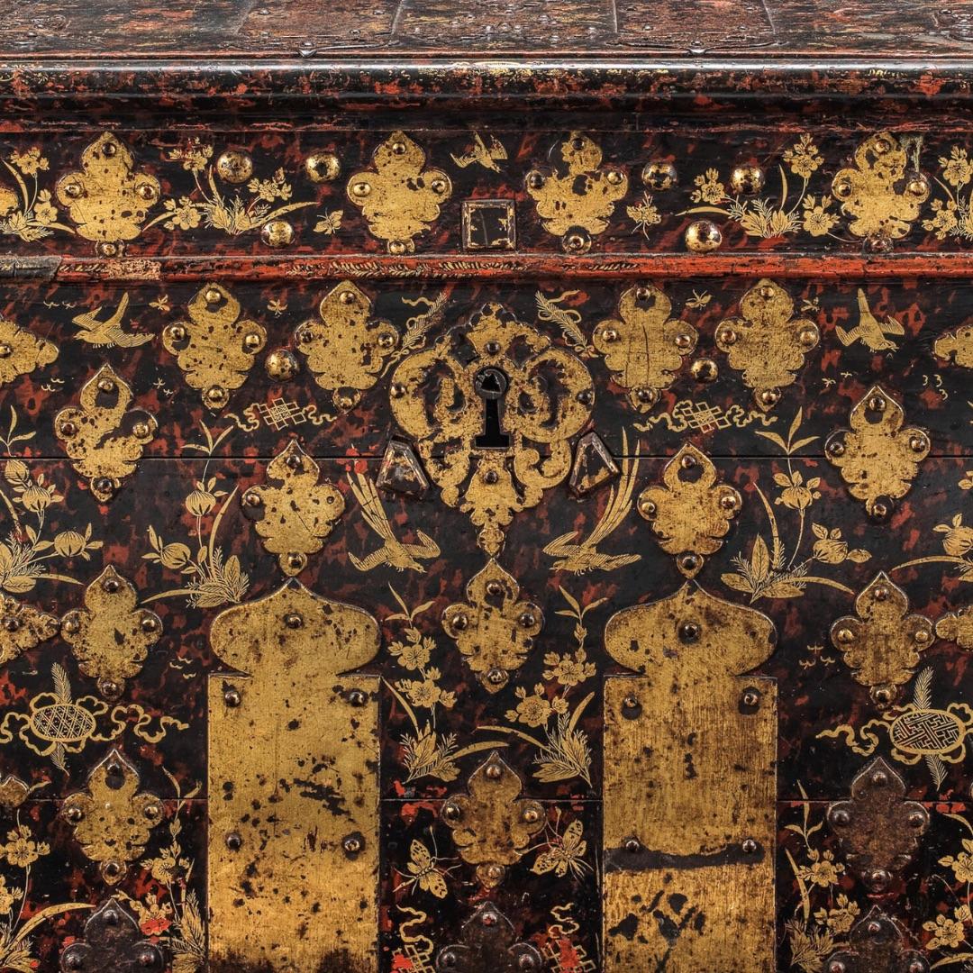Caja fuerte de carey simulado del siglo XVII y posterior, decorada en dorado Caparazón de tortuga en venta