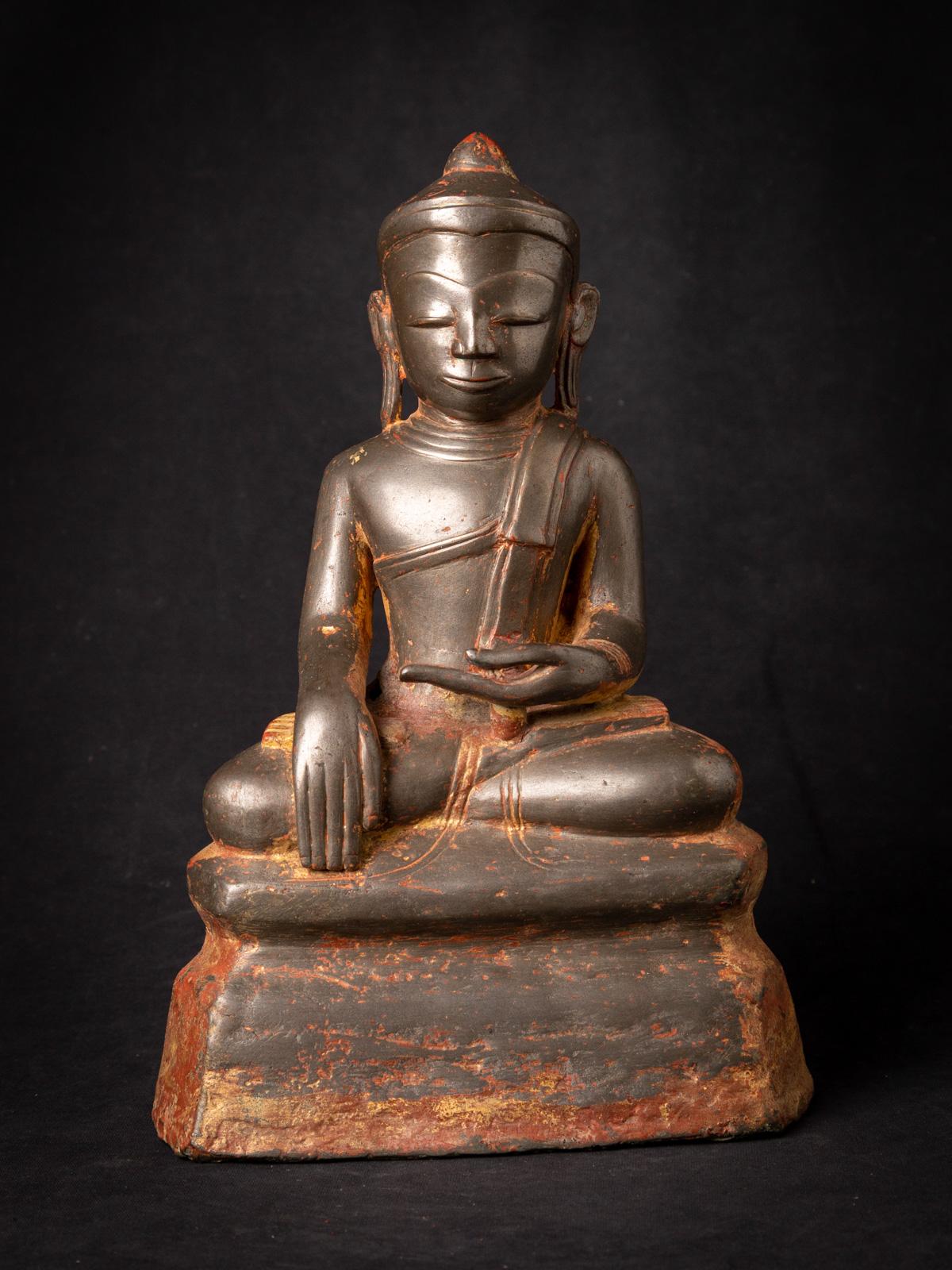 Cette statue de Bouddha en bronze antique de la période Ava de la Birmanie (aujourd'hui connue sous le nom de Myanmar) date du 17e siècle. D'une hauteur de 32,5 cm, il présente l'artisanat exquis caractéristique de cette époque, reflétant le riche