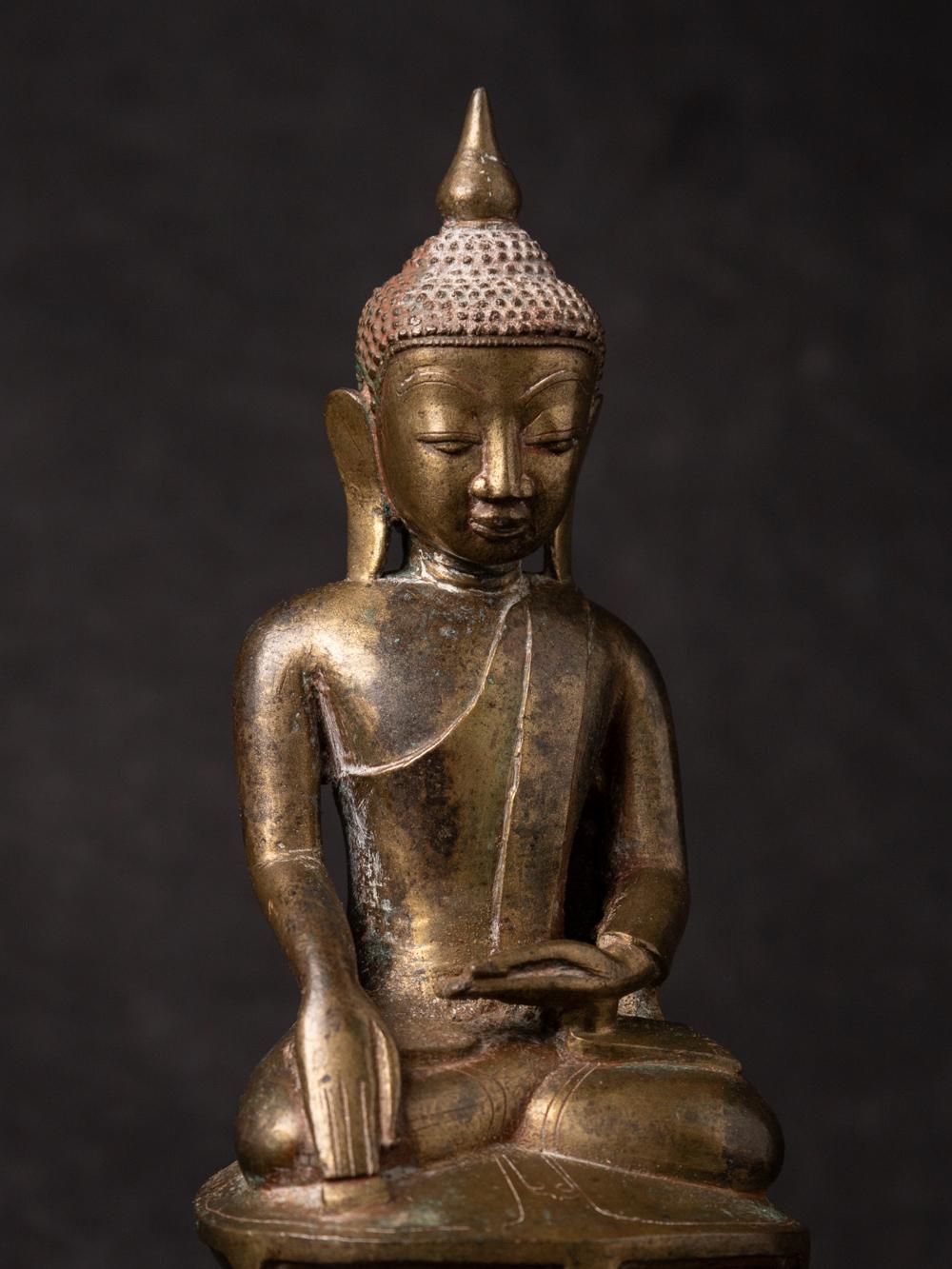 17th century Antique bronze Burmese Buddha statue from Burma In Good Condition For Sale In DEVENTER, NL