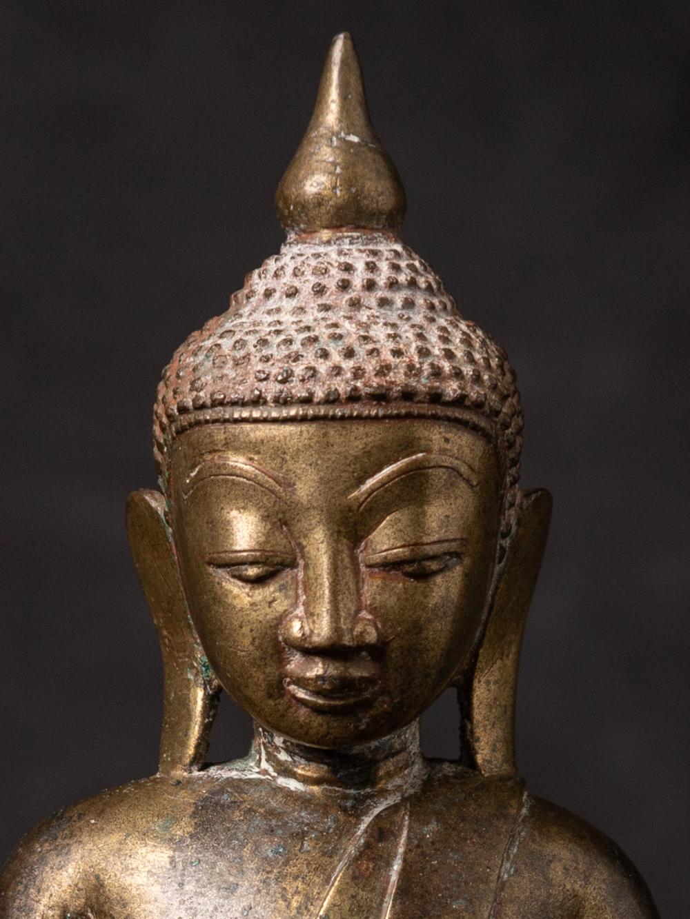 17th century Antique bronze Burmese Buddha statue from Burma For Sale 1