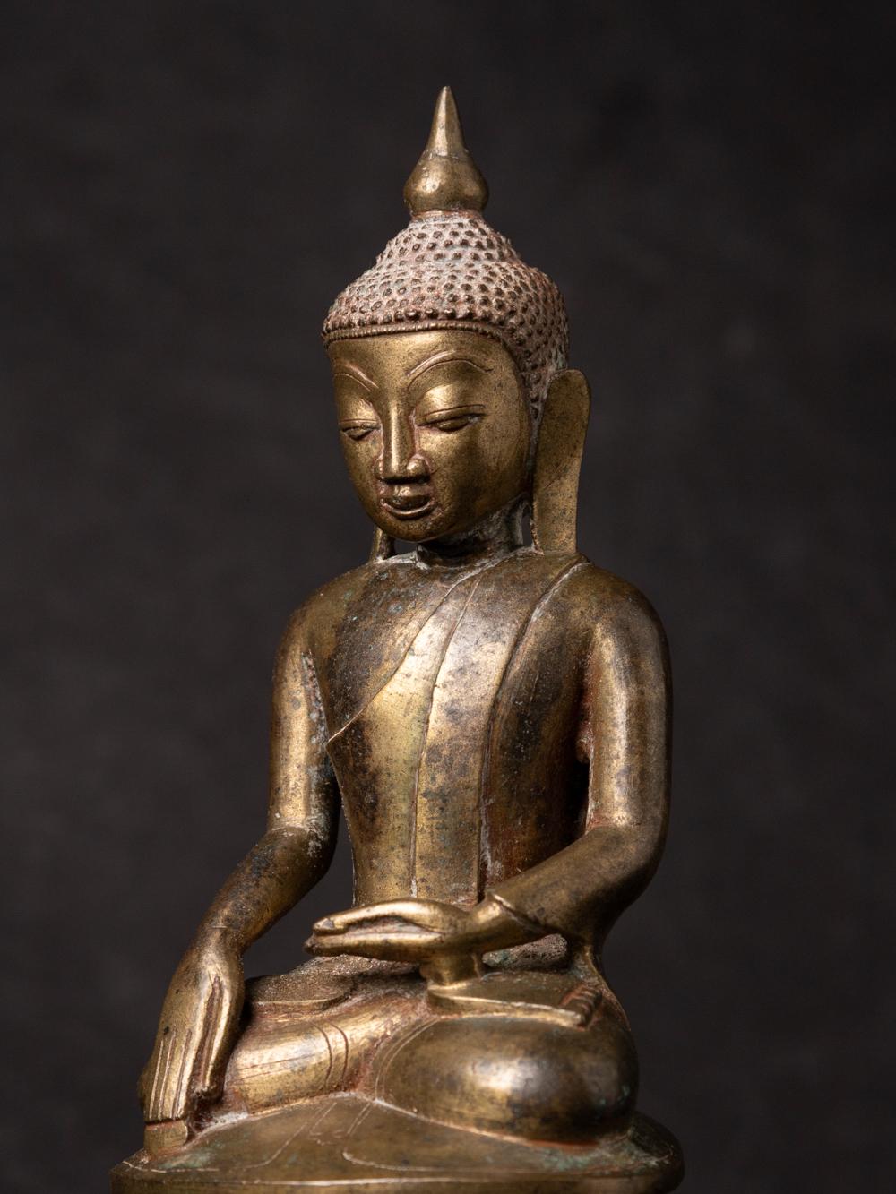 17th century Antique bronze Burmese Buddha statue from Burma For Sale 2