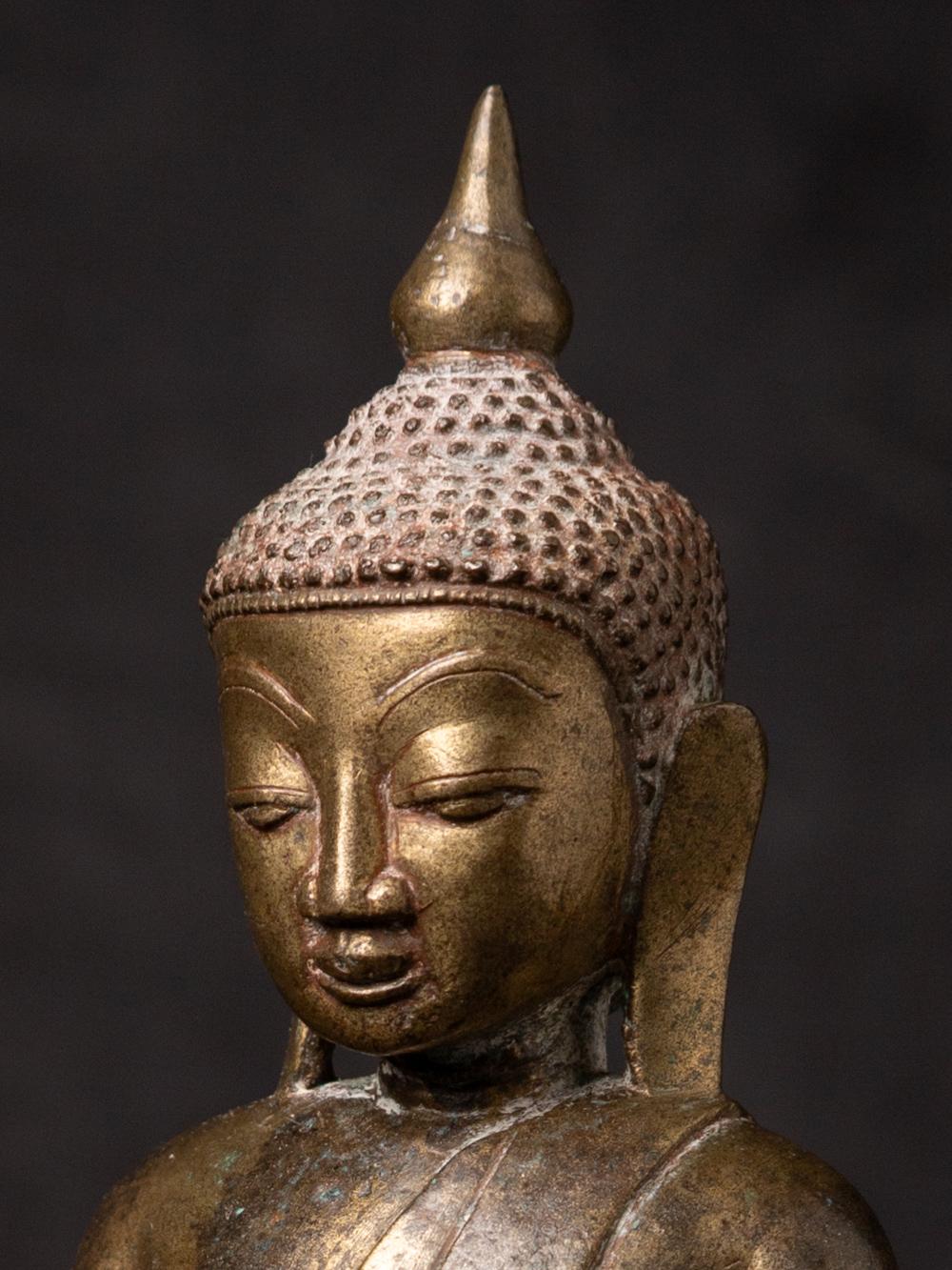 17th century Antique bronze Burmese Buddha statue from Burma For Sale 3