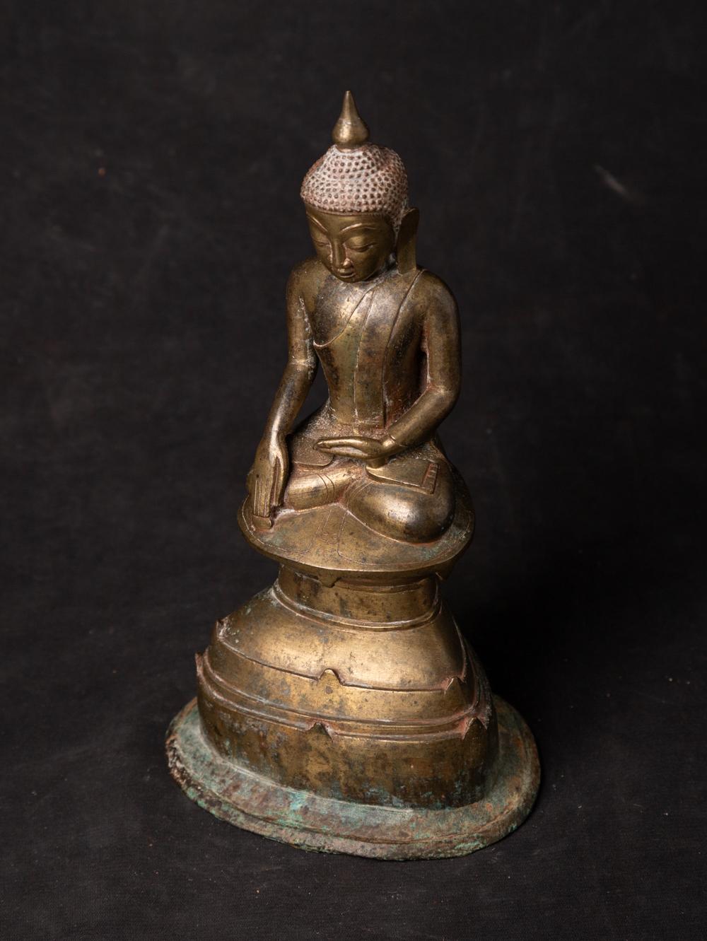 17th century Antique bronze Burmese Buddha statue from Burma For Sale 4