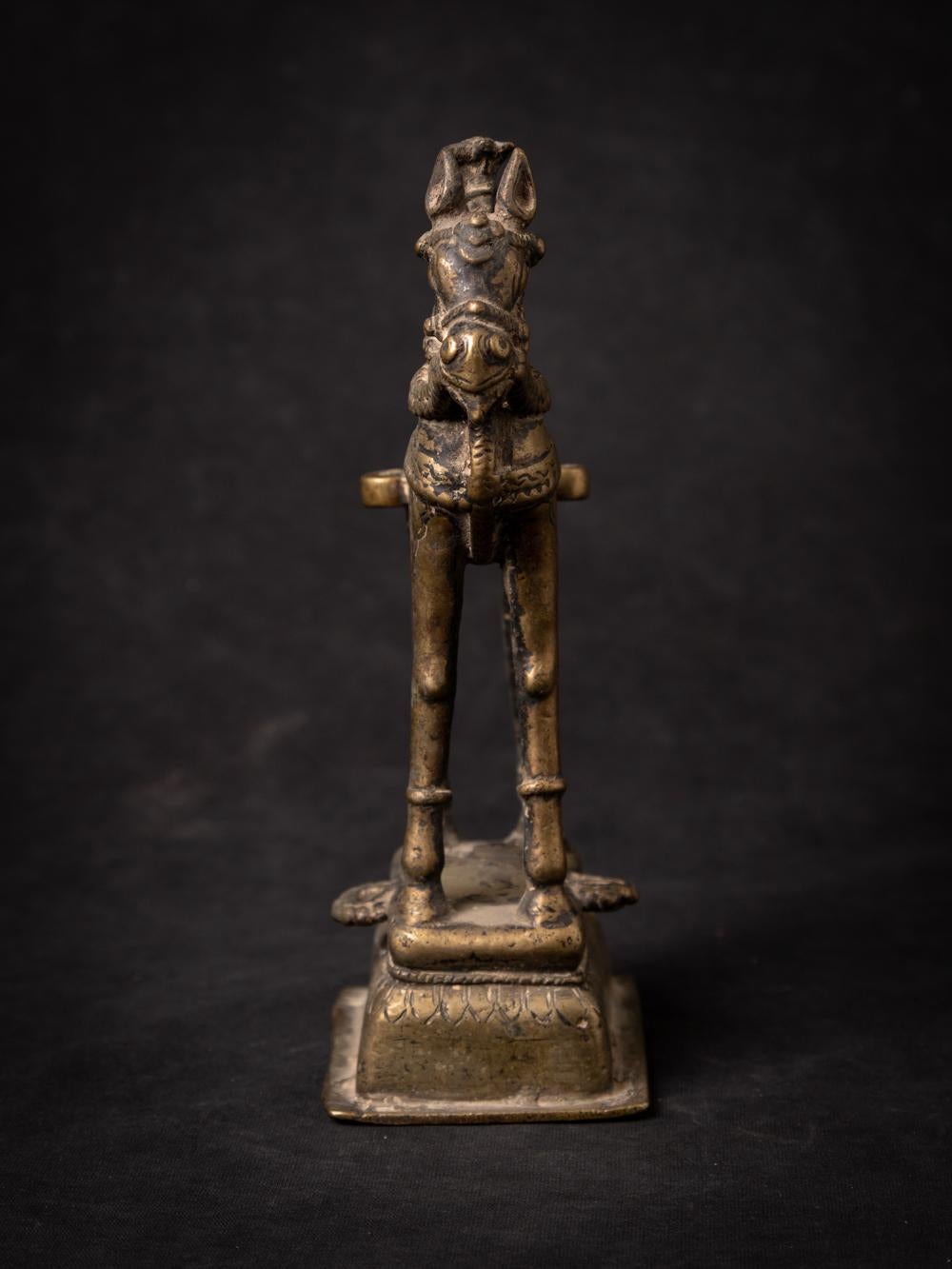 Antique bronze Indian horse statue
Material : bronze
22,5 cm high
7,9 cm wide and 11 cm deep
17th century
Weight: 932 grams
Originating from India
Nr: 3817-1