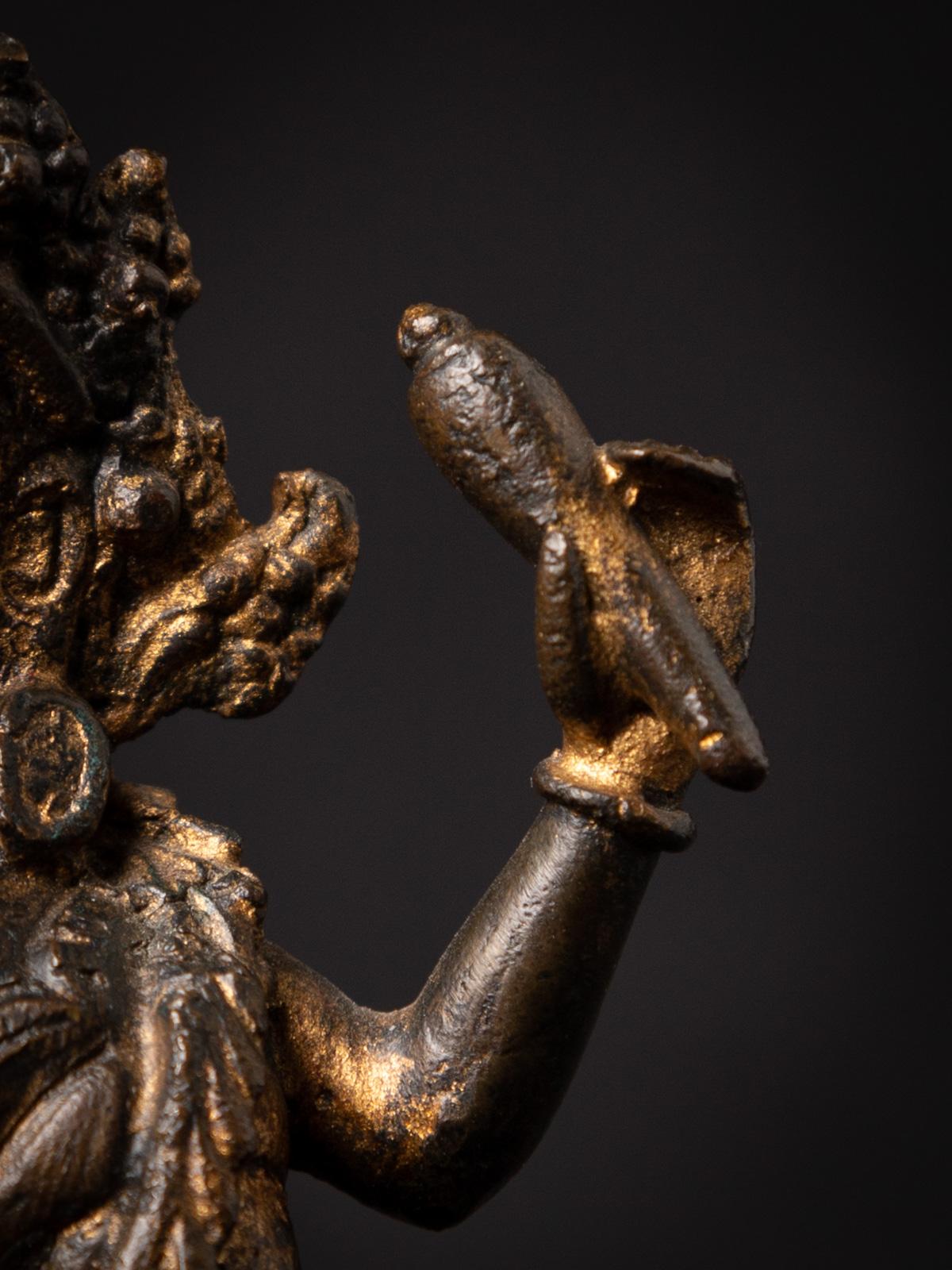 17th century Antique bronze Nepali Vishnu statue originating from Nepal In Good Condition In DEVENTER, NL
