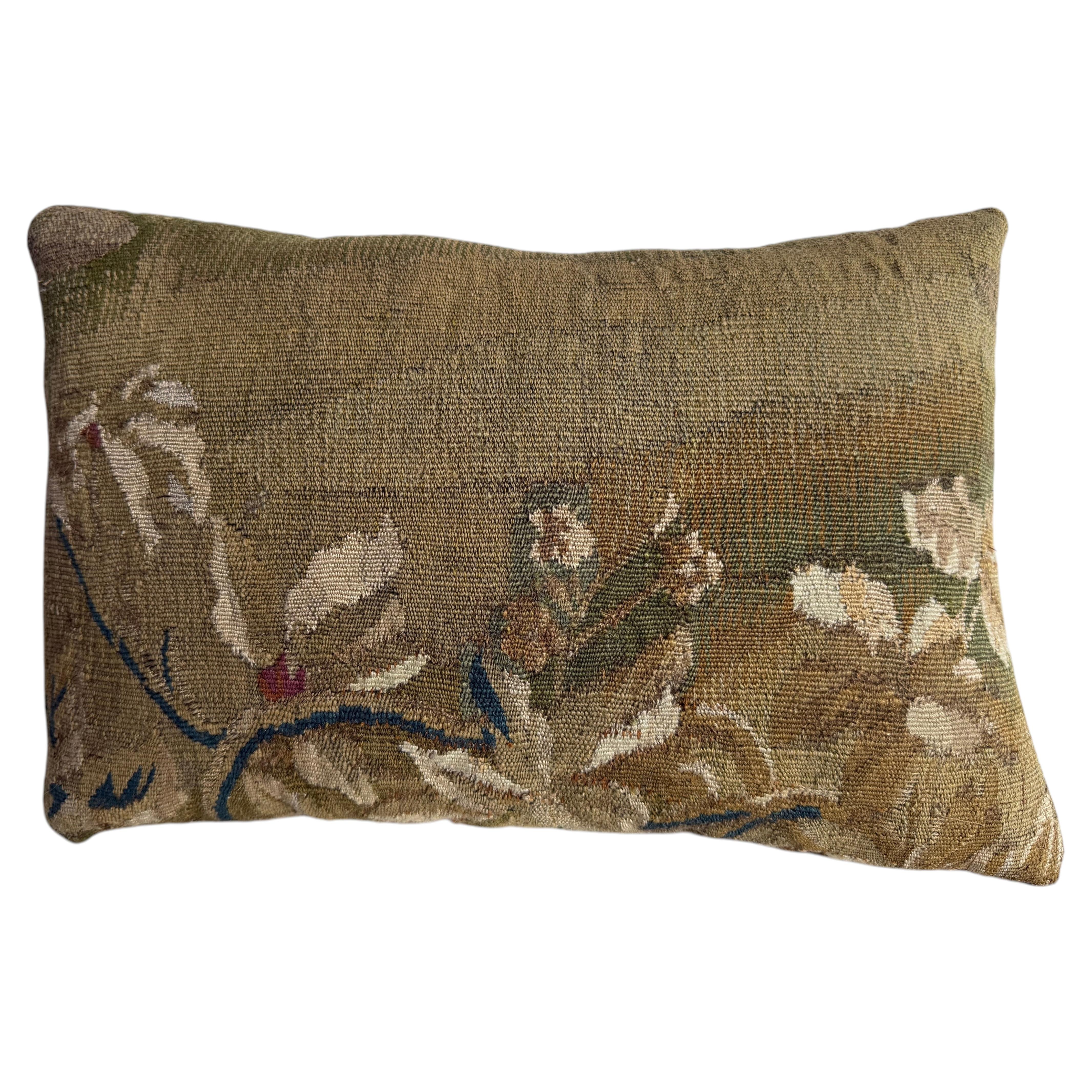 Oreiller en tapisserie baroque de Bruxelles du 17e siècle à motif floral tissé
