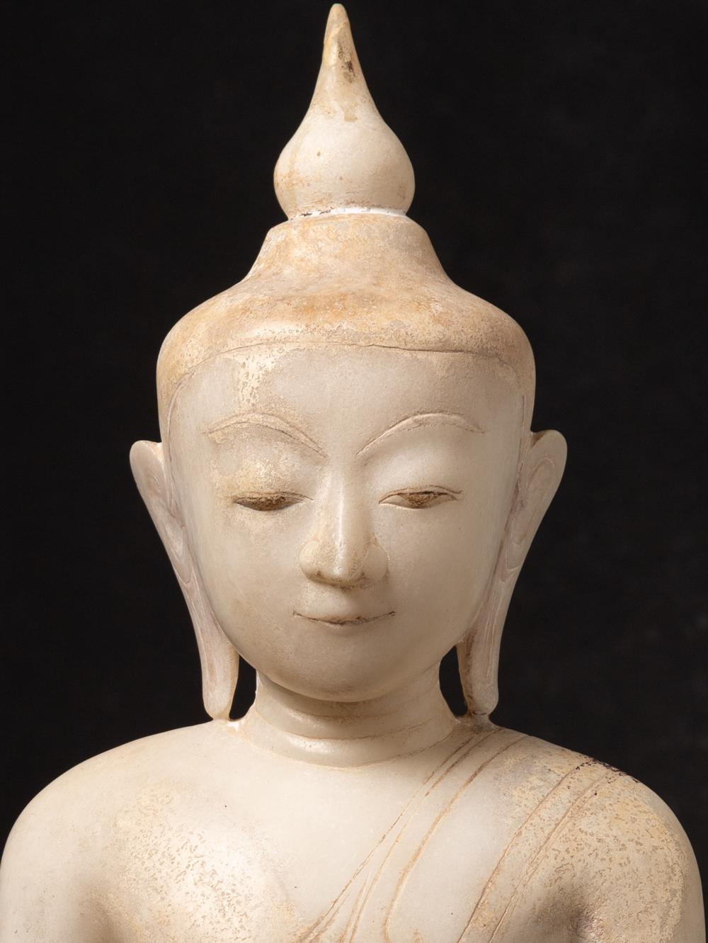 17th century Antique Burmese marble Buddha statue in Bhumisparsha Mudra In Good Condition For Sale In DEVENTER, NL