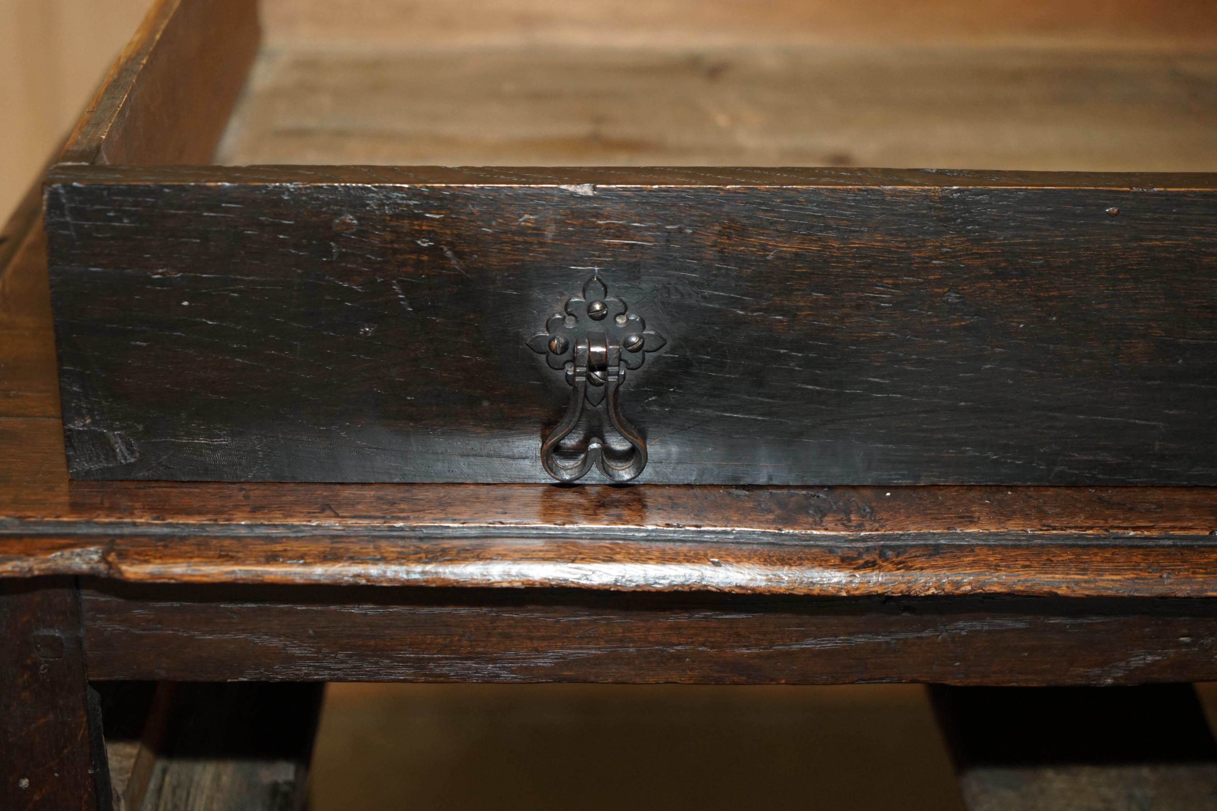 TAVOLO DA LATO IN QUERCIA FLEMISH DEL 17° SECOLO ANTICO Charles II CON CASSETTO UNICO in vendita 9