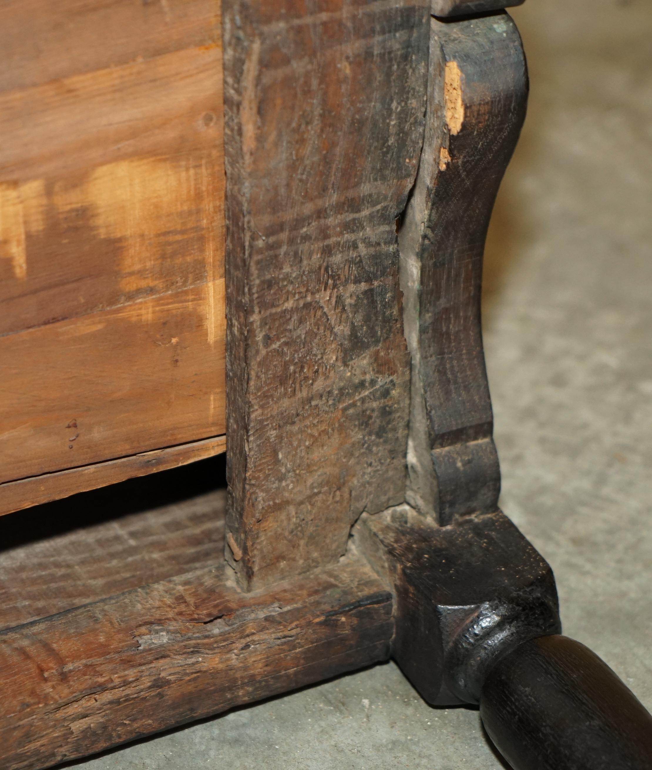 TAVOLO DA LATO IN QUERCIA FLEMISH DEL 17° SECOLO ANTICO Charles II CON CASSETTO UNICO in vendita 12
