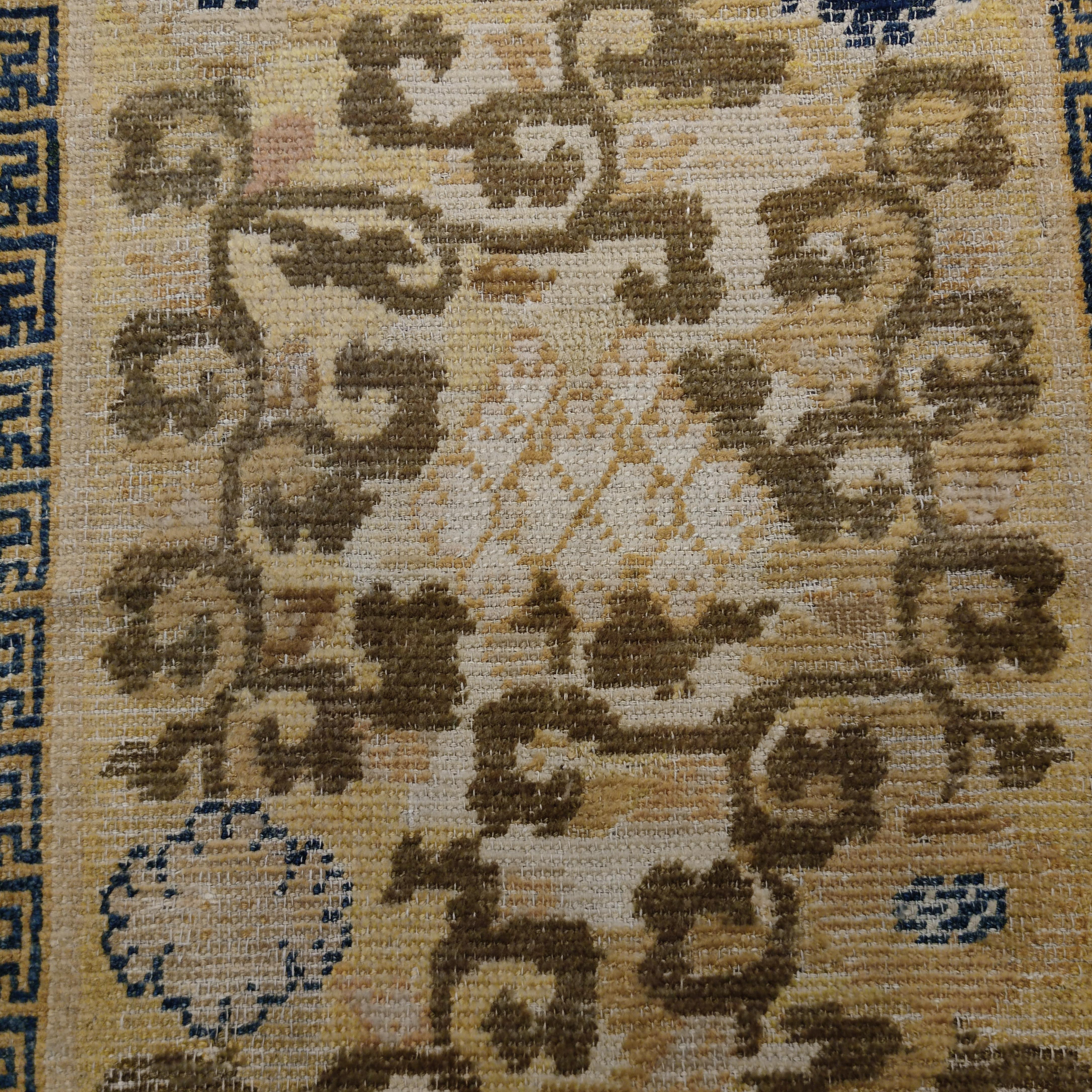 Tapis Ningxia ancien du 17ème siècle avec fleurs de lotus défilantes en vente 2