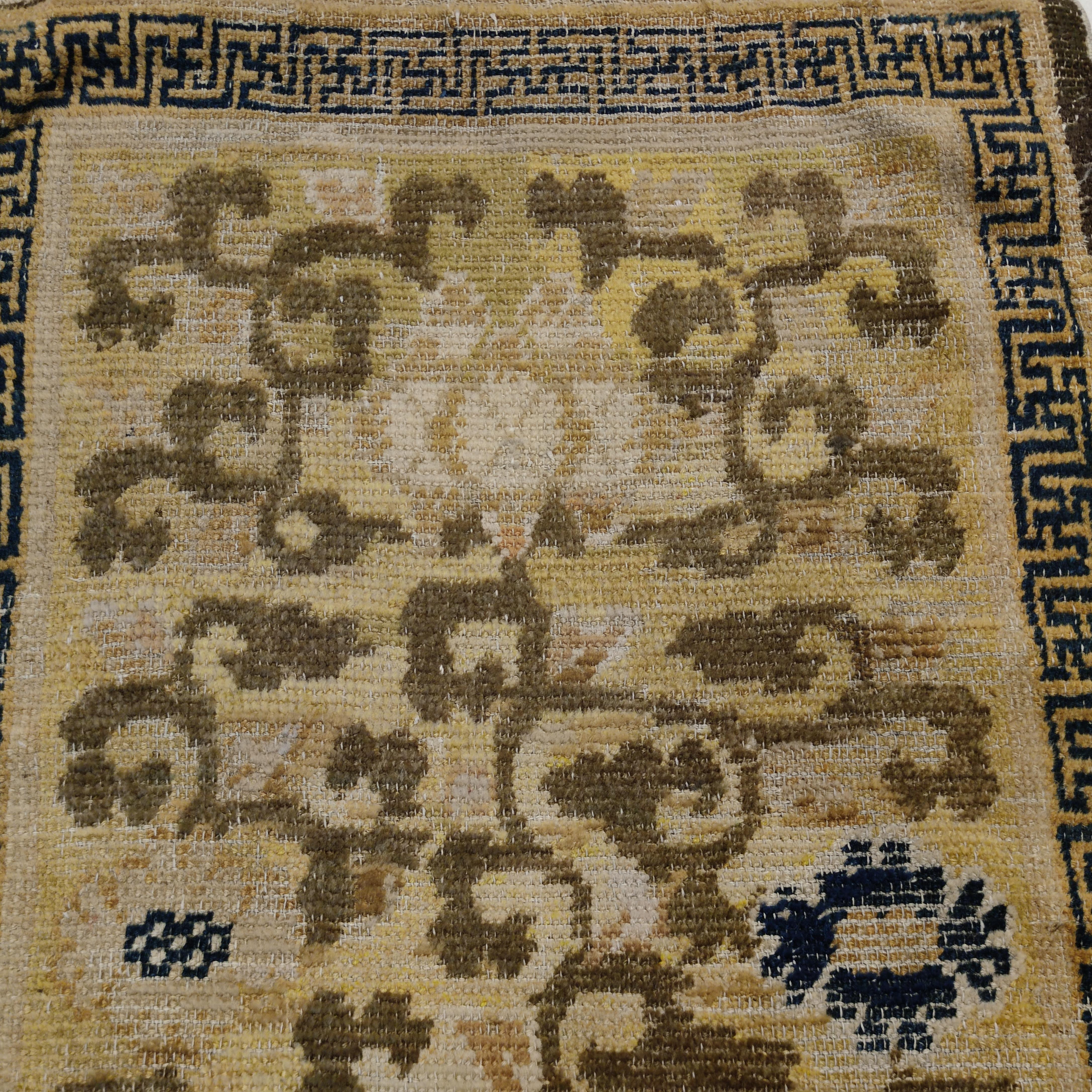 Tapis Ningxia ancien du 17ème siècle avec fleurs de lotus défilantes en vente 3