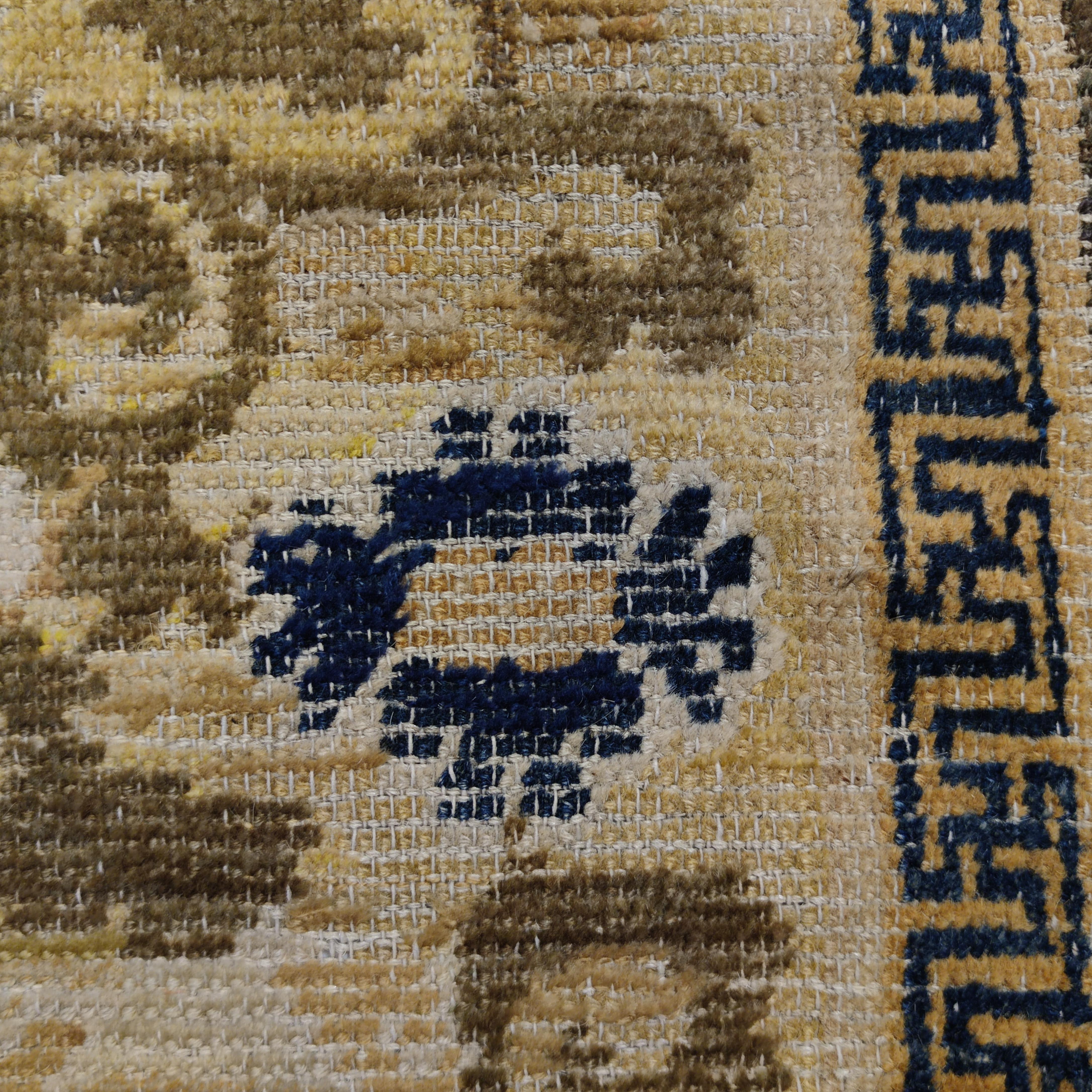Tapis Ningxia ancien du 17ème siècle avec fleurs de lotus défilantes en vente 4
