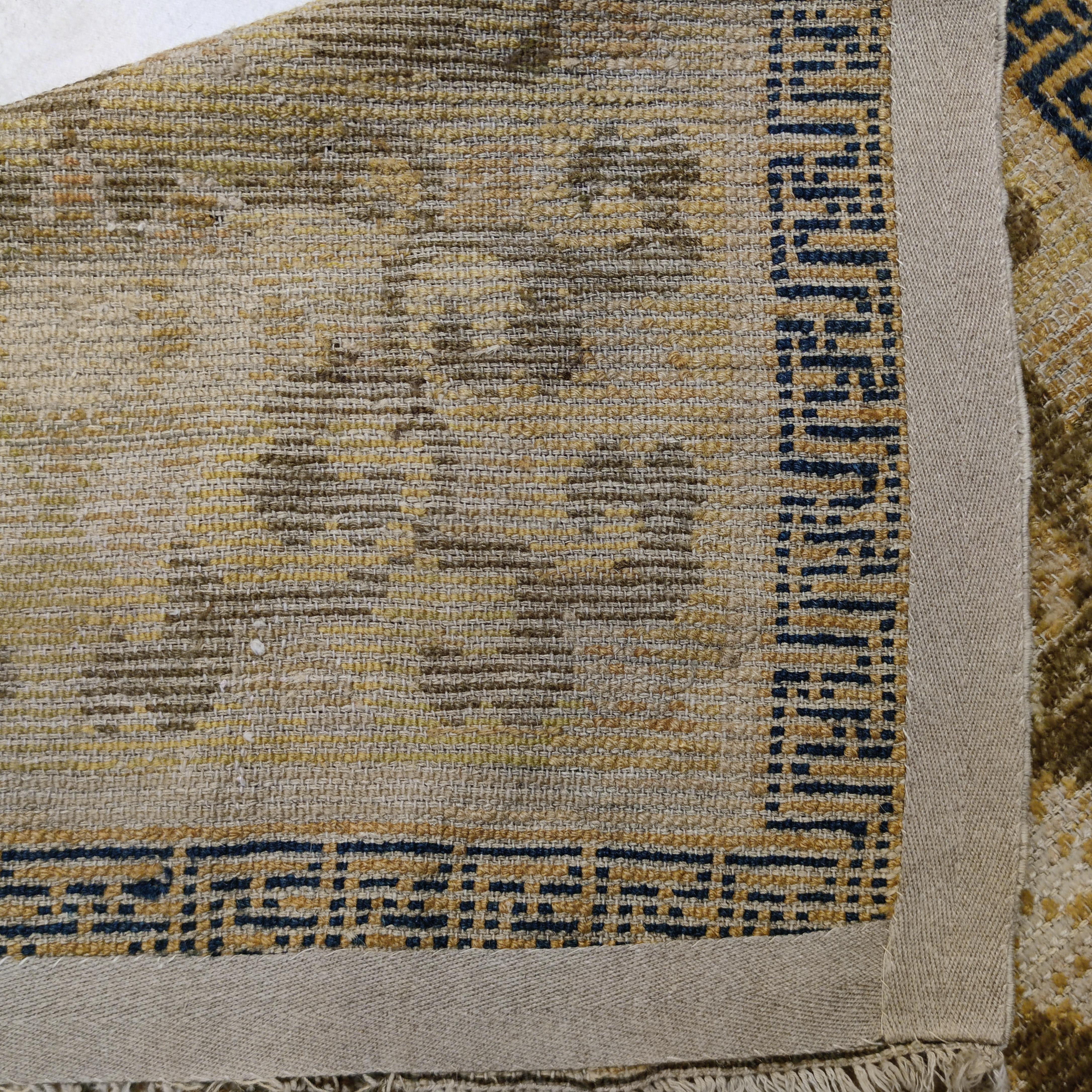 Tapis Ningxia ancien du 17ème siècle avec fleurs de lotus défilantes en vente 5