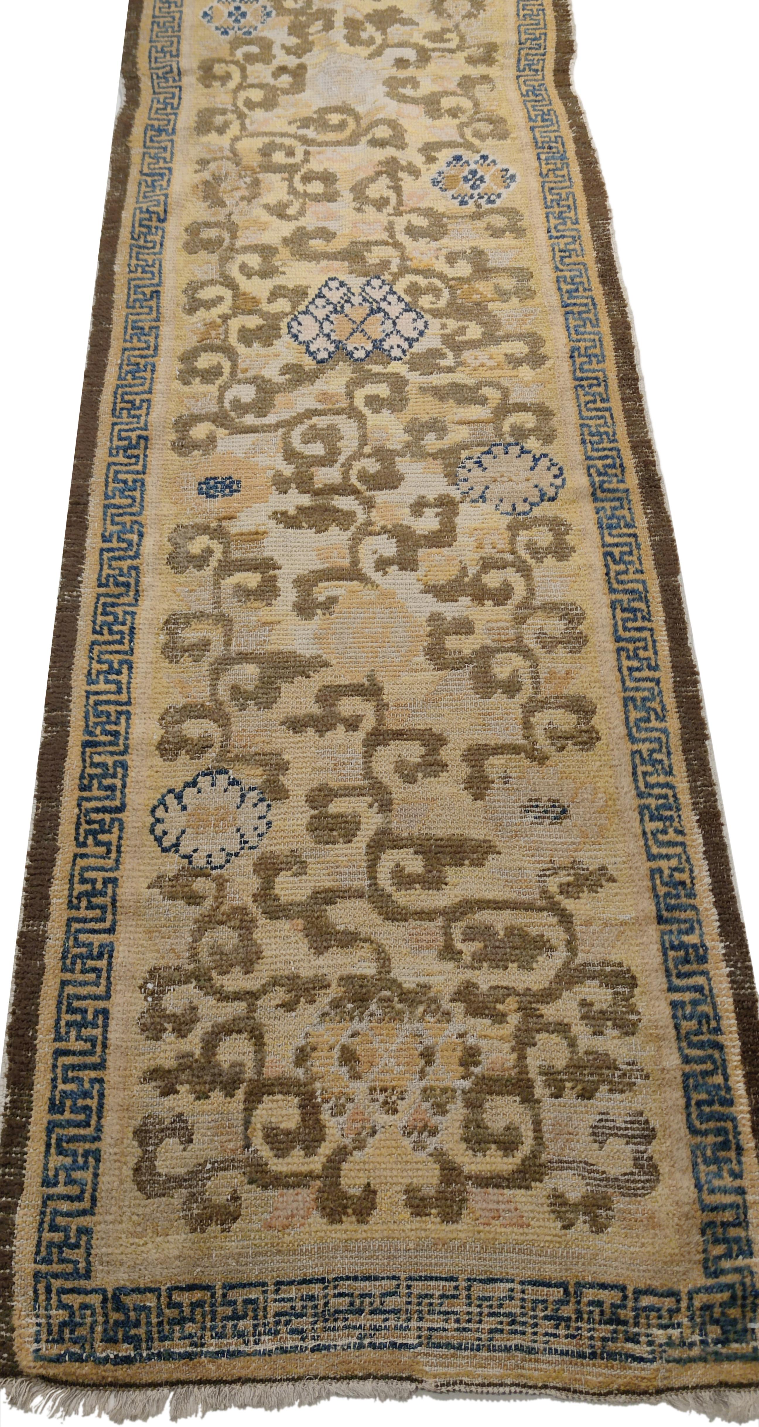 Les tapis du Ningxia ancien comptent parmi les tissages les plus élégants de l'Orient. Les exemples les plus beaux et les plus rares ont été tissés pendant la période Kangxi, marquant le début de la dynastie Qing, lorsque les tapis ont commencé à