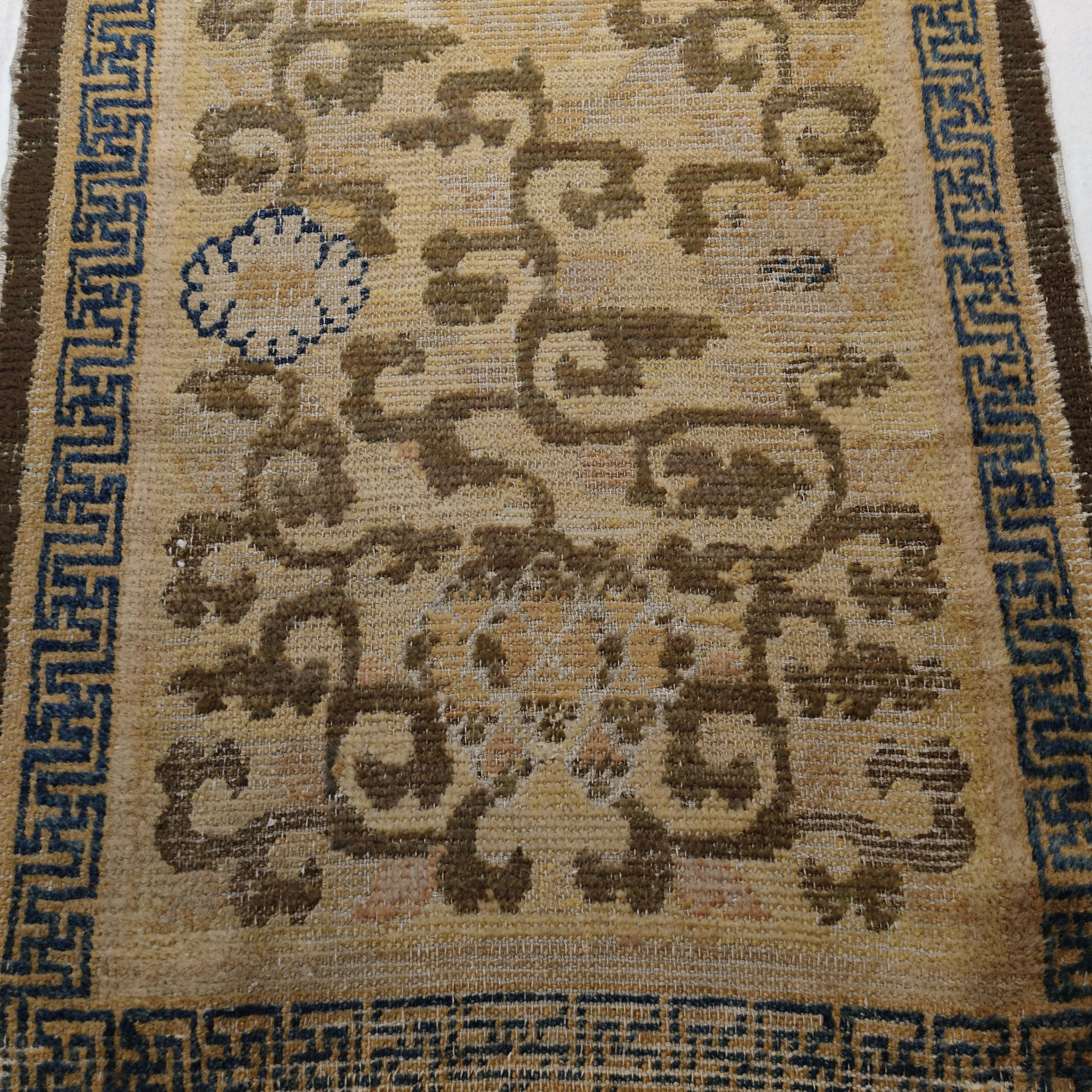 Qing Tapis Ningxia ancien du 17ème siècle avec fleurs de lotus défilantes en vente