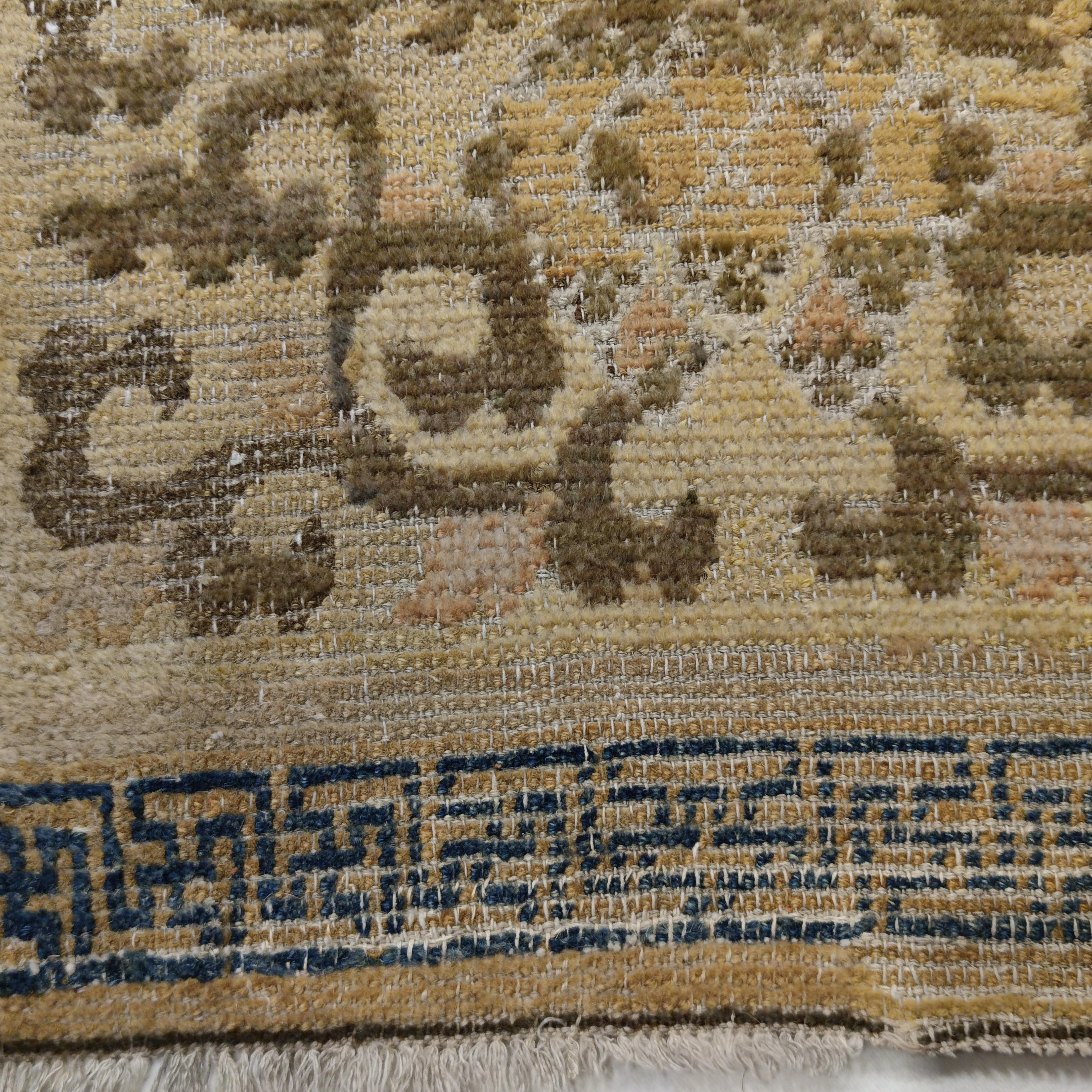 Chinois Tapis Ningxia ancien du 17ème siècle avec fleurs de lotus défilantes en vente