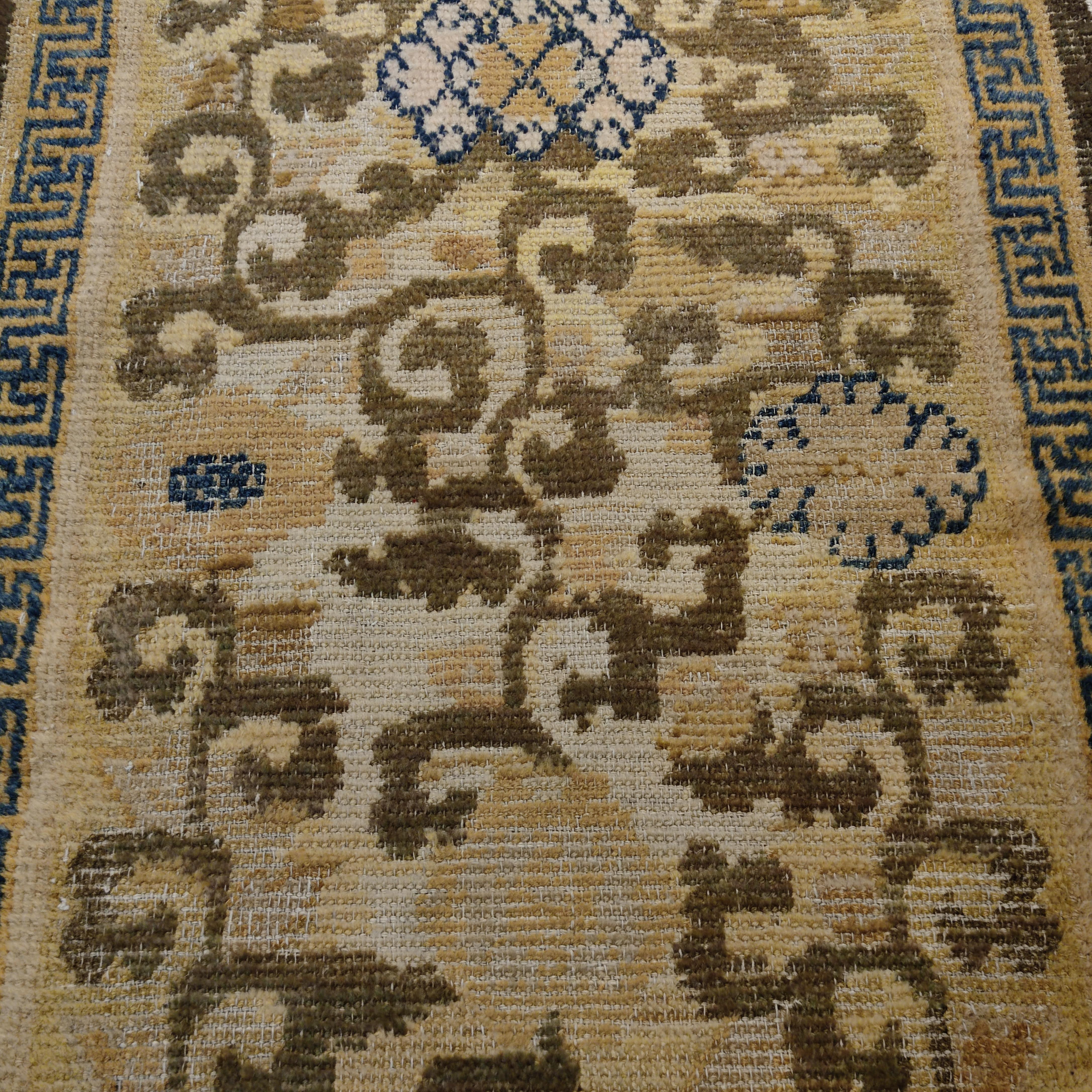 Tapis Ningxia ancien du 17ème siècle avec fleurs de lotus défilantes Bon état - En vente à Milan, IT