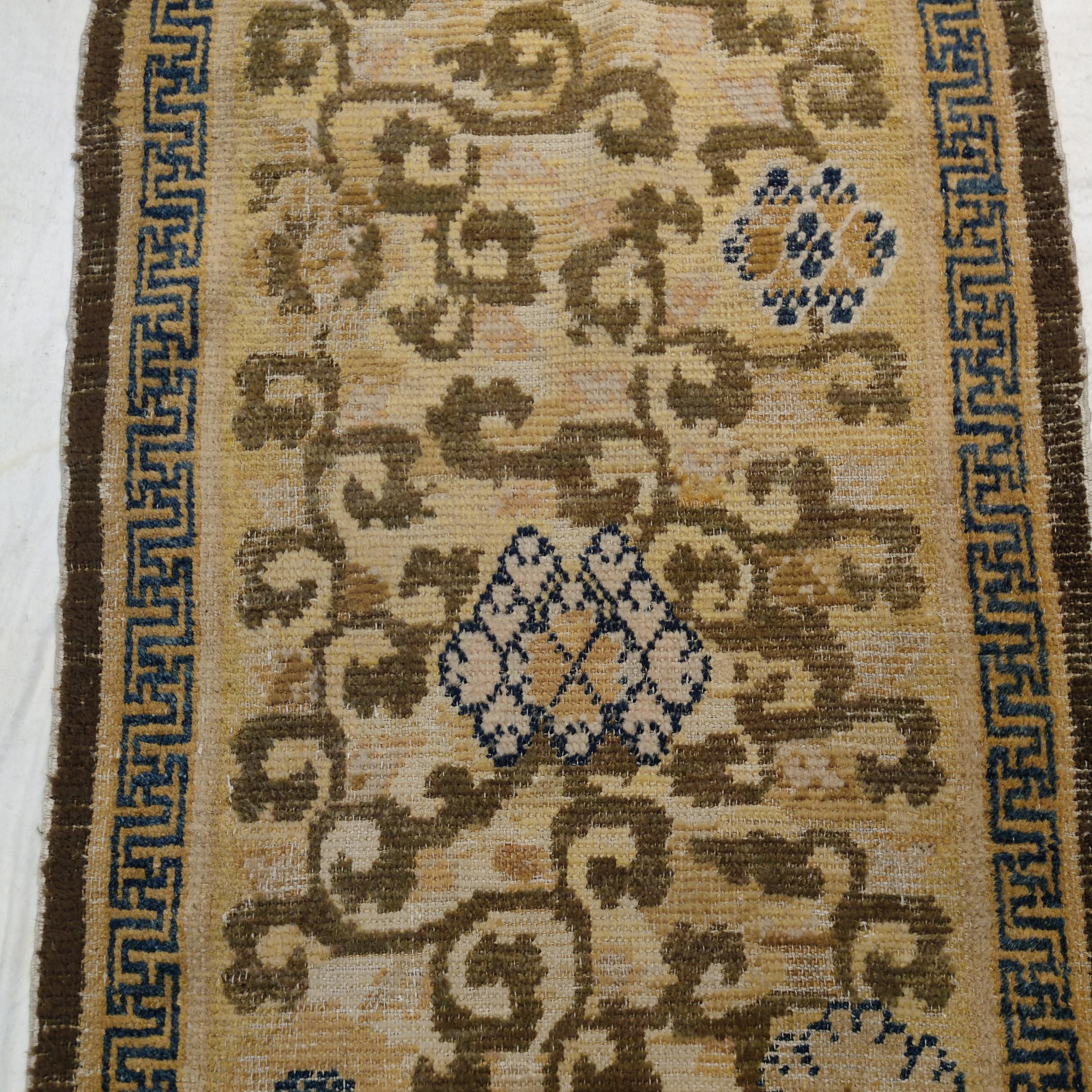 XVIIIe siècle et antérieur Tapis Ningxia ancien du 17ème siècle avec fleurs de lotus défilantes en vente