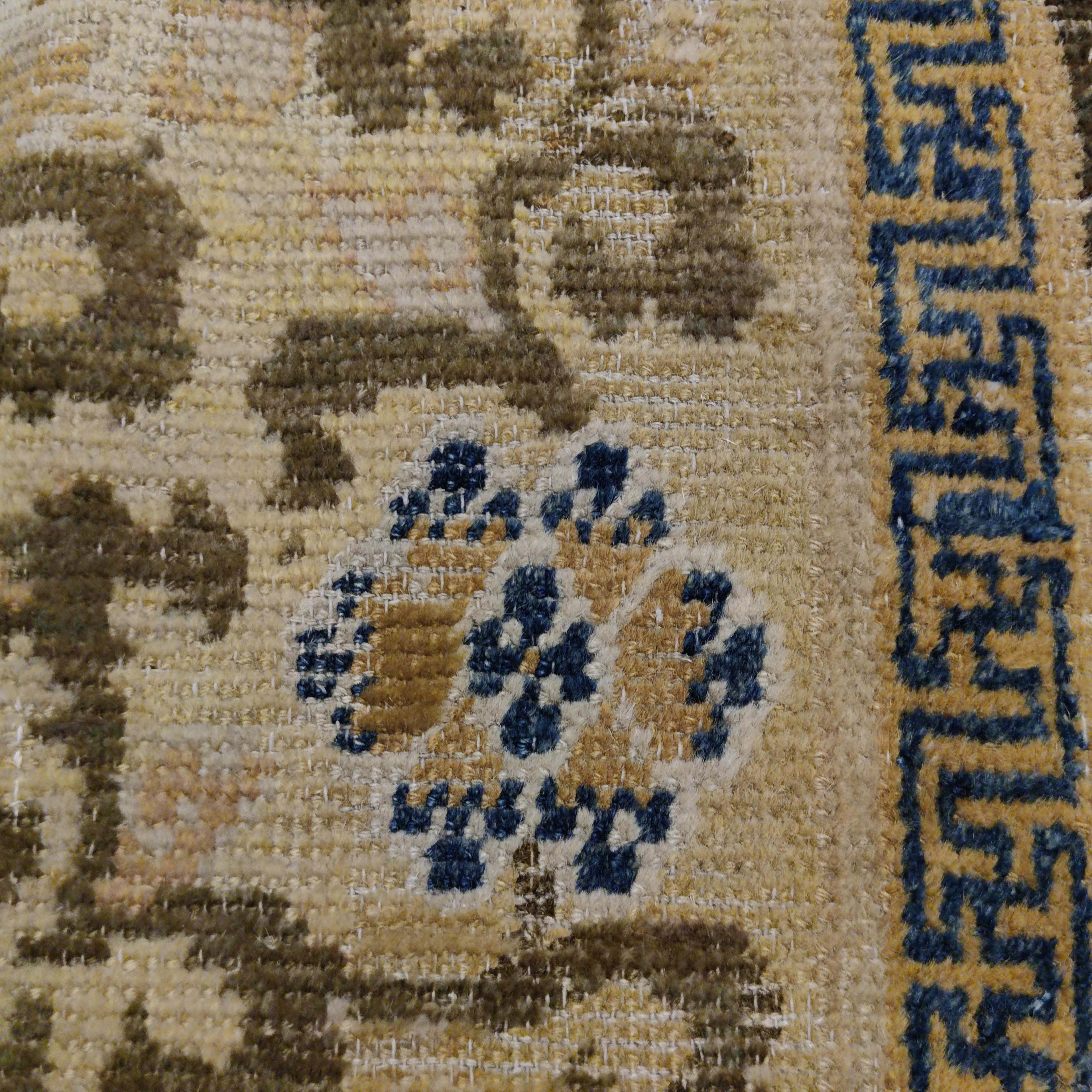 Laine Tapis Ningxia ancien du 17ème siècle avec fleurs de lotus défilantes en vente