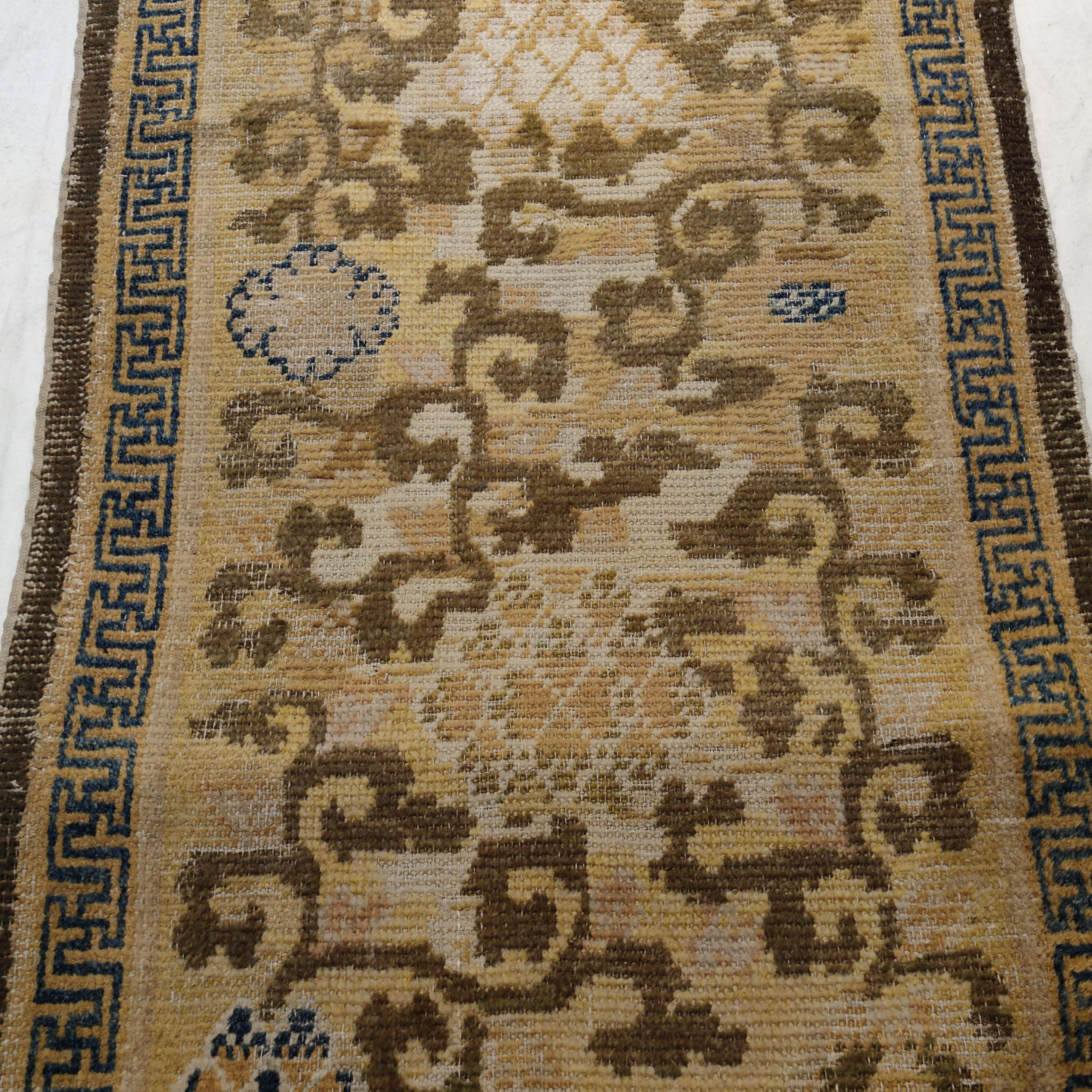Tapis Ningxia ancien du 17ème siècle avec fleurs de lotus défilantes en vente 1