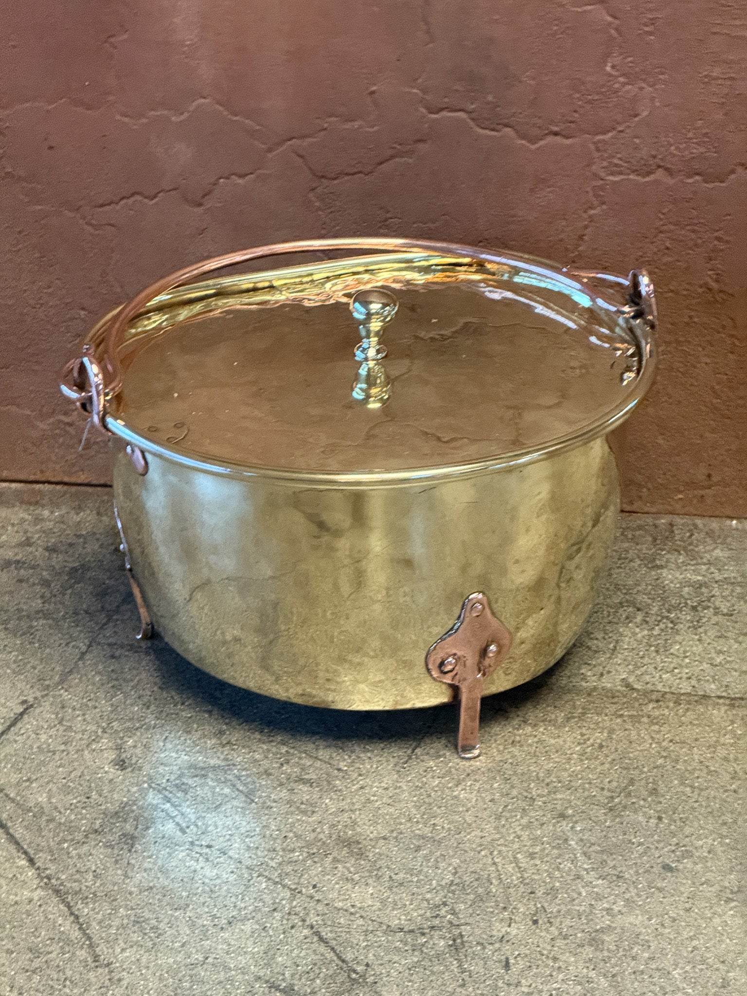 17th century Dutch log basket. The firewood basket is made of polished  brass and copper. 

The log holder is in a good condition and is fully functional.