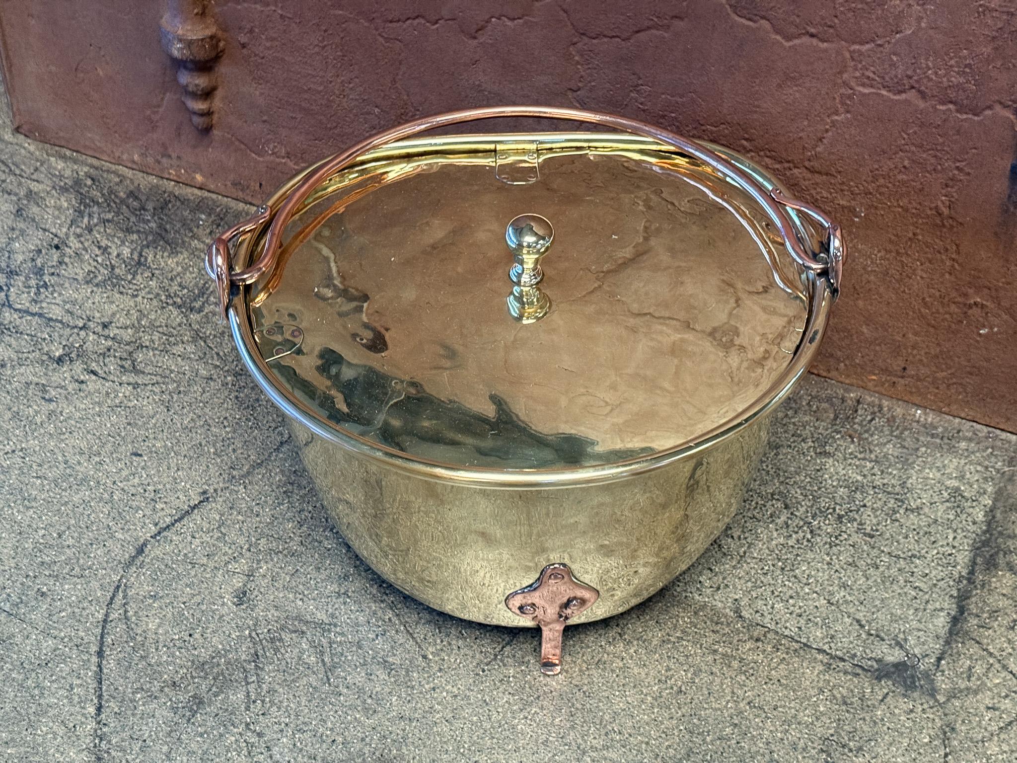 17th Century Antique Dutch Polished Brass Firewood Basket In Good Condition For Sale In Soest, NL