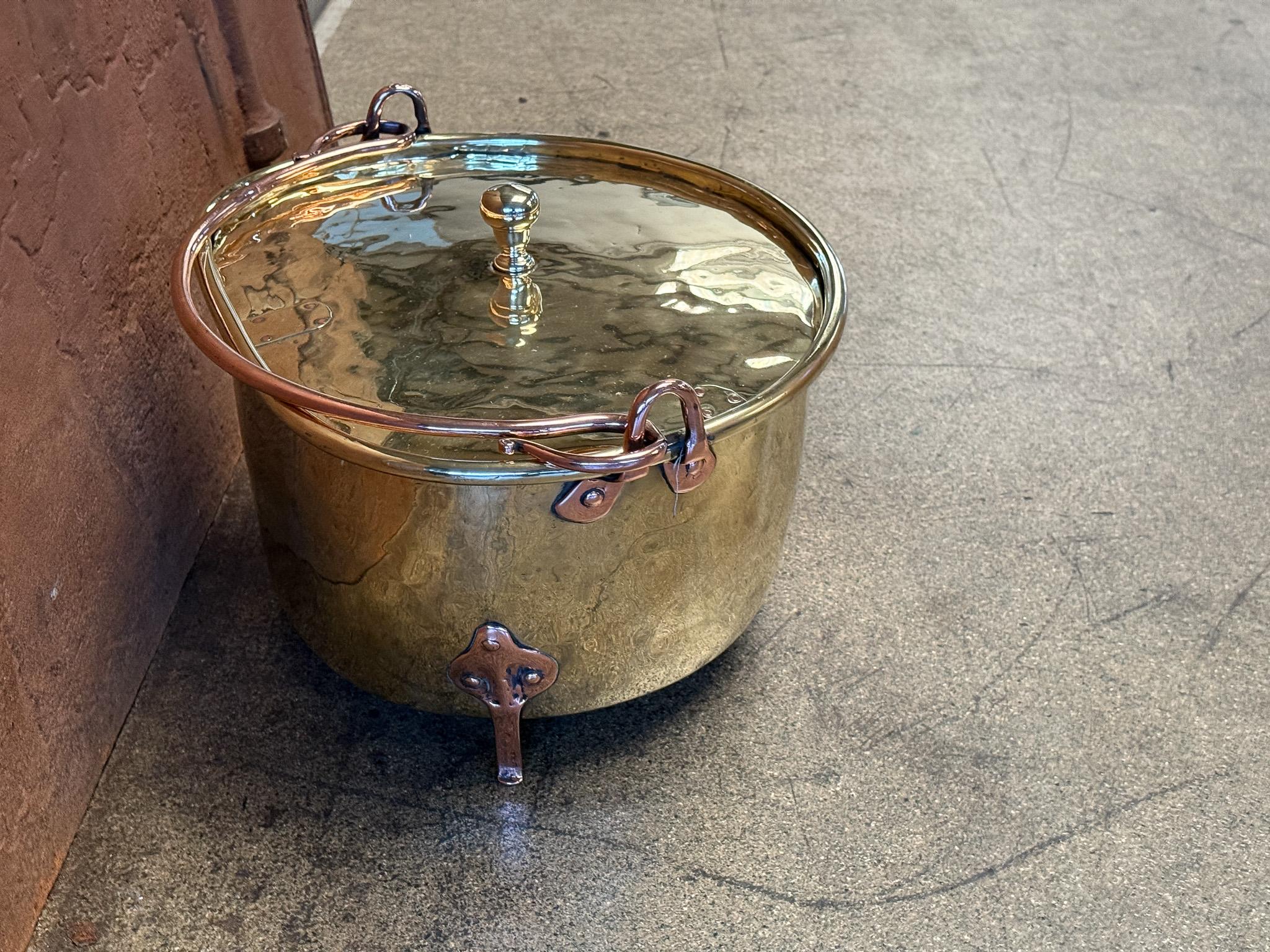 17th Century Antique Dutch Polished Brass Firewood Basket For Sale 1