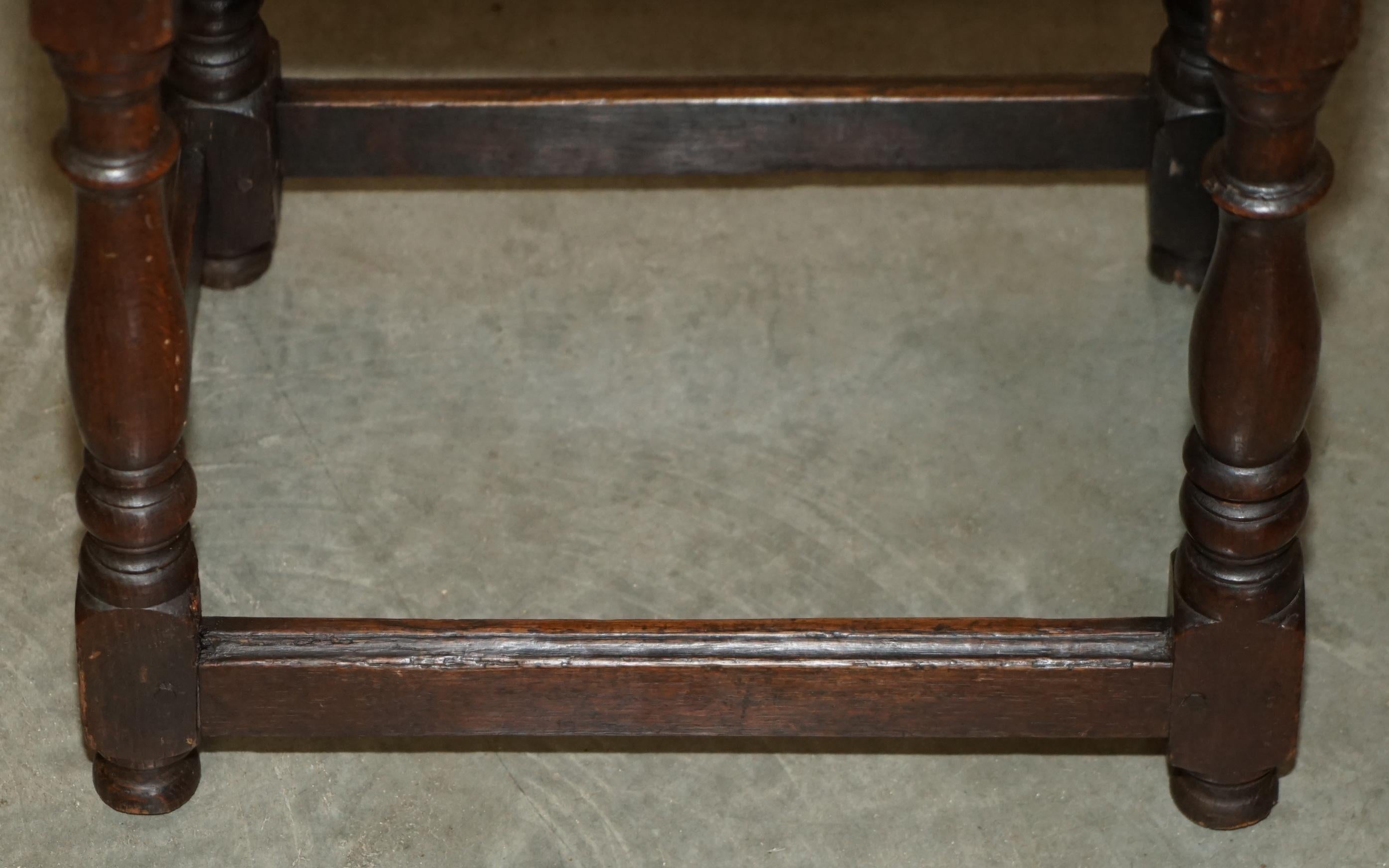 17e SIÈCLE ANTIQUE ANGLAIS OAK TABLE À VINS TABLE D'ACCOMPAGNEMENT AVEC TÊTE PATANÉE en vente 2