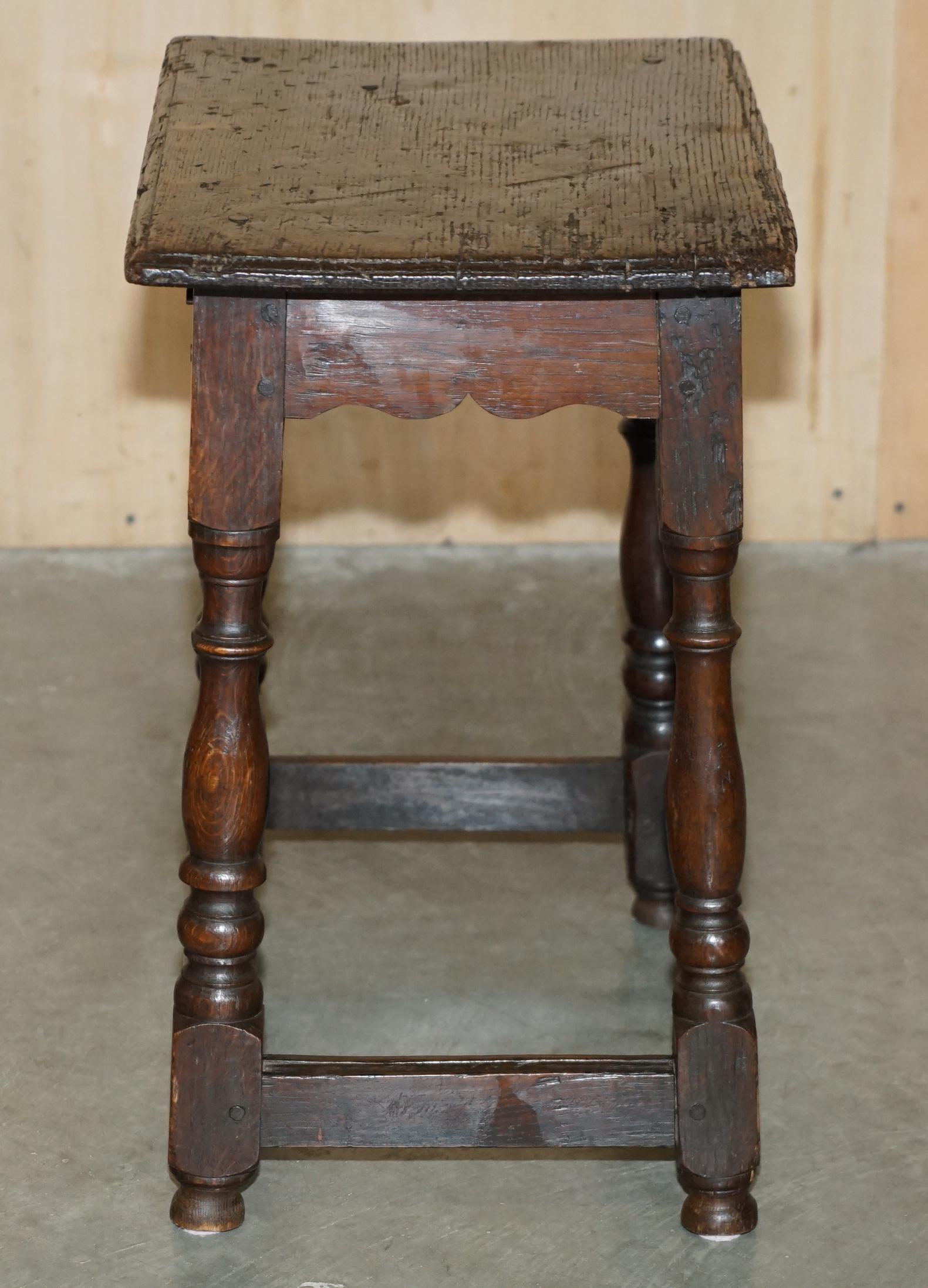 17TH CENTURY ANTIQUE ENGLISH OAK SIDE END LAMP WINE TABLE LOVELY PATiNATED TOP For Sale 4