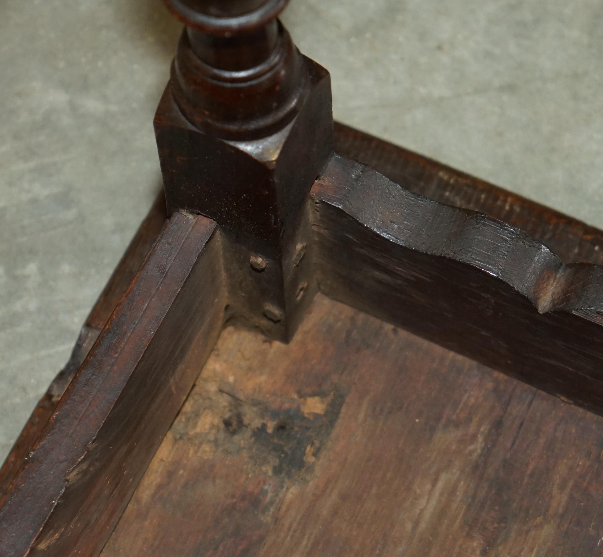 17e SIÈCLE ANTIQUE ANGLAIS OAK TABLE À VINS TABLE D'ACCOMPAGNEMENT AVEC TÊTE PATANÉE en vente 11