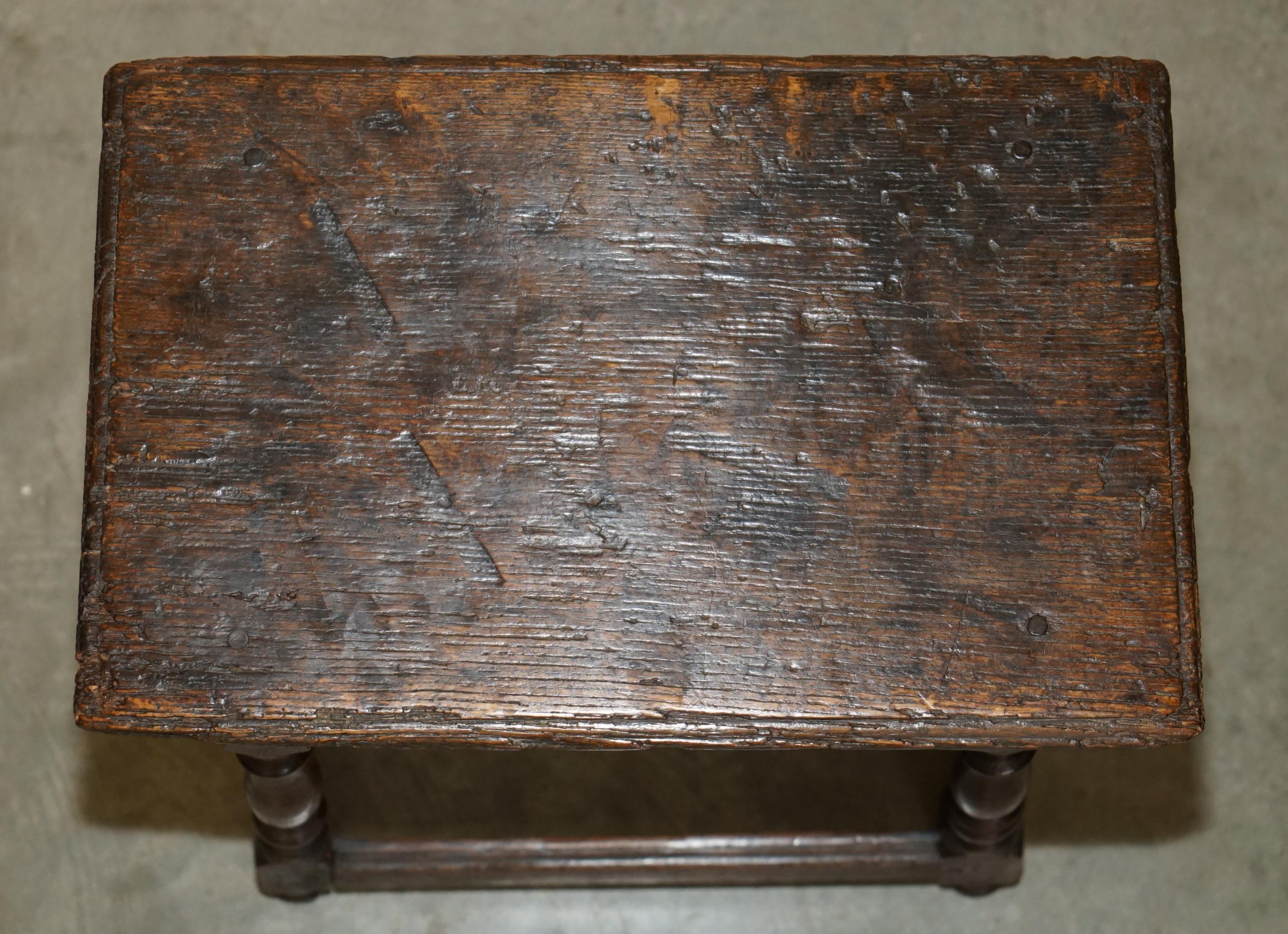 Anglais 17e SIÈCLE ANTIQUE ANGLAIS OAK TABLE À VINS TABLE D'ACCOMPAGNEMENT AVEC TÊTE PATANÉE en vente