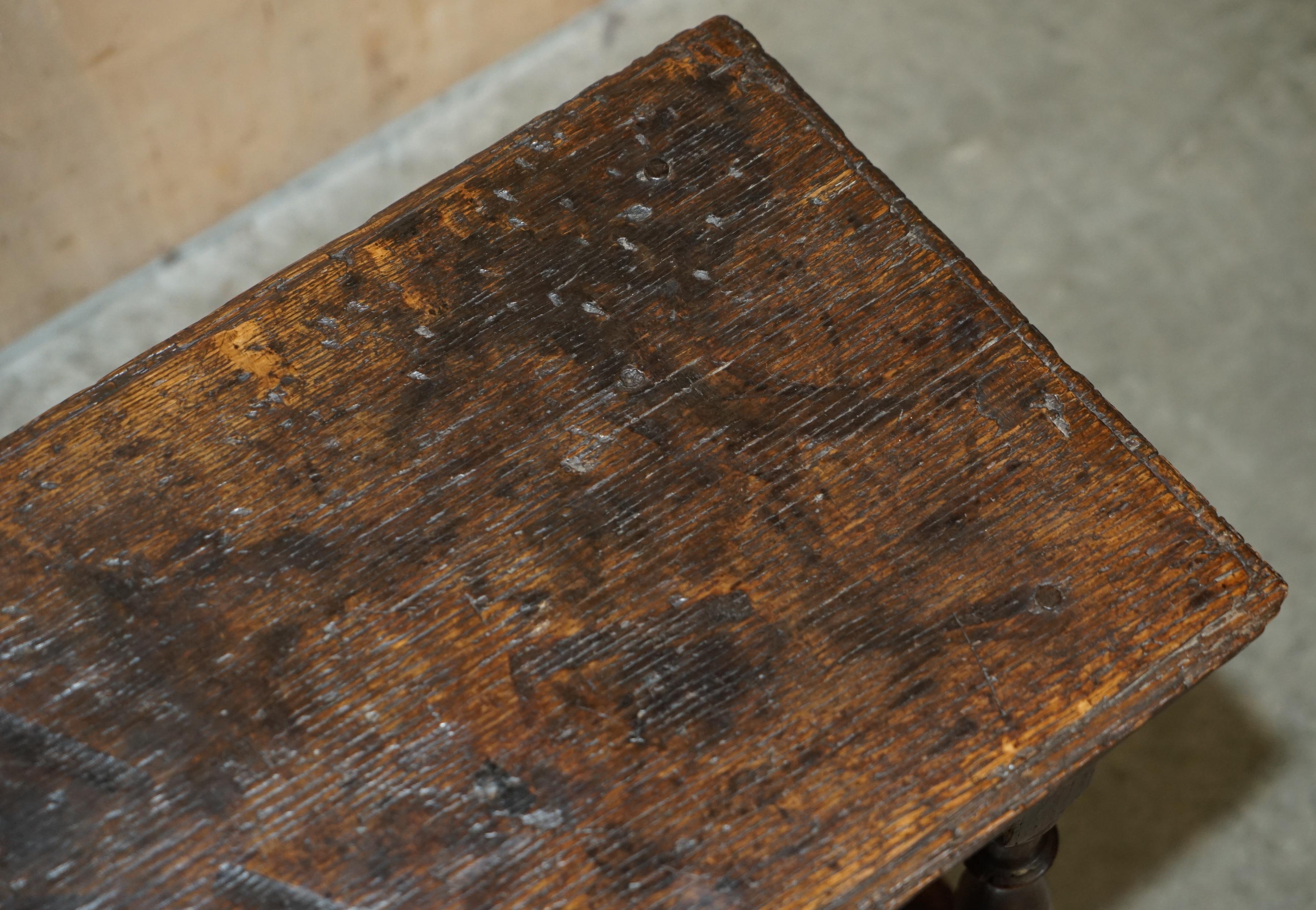 18th Century and Earlier 17TH CENTURY ANTIQUE ENGLISH OAK SIDE END LAMP WINE TABLE LOVELY PATiNATED TOP For Sale