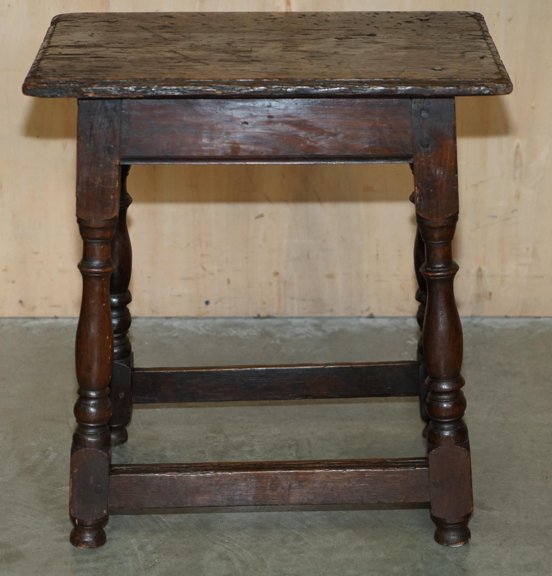 XVIIIe siècle et antérieur 17e SIÈCLE ANTIQUE ANGLAIS OAK TABLE À VINS TABLE D'ACCOMPAGNEMENT AVEC TÊTE PATANÉE en vente
