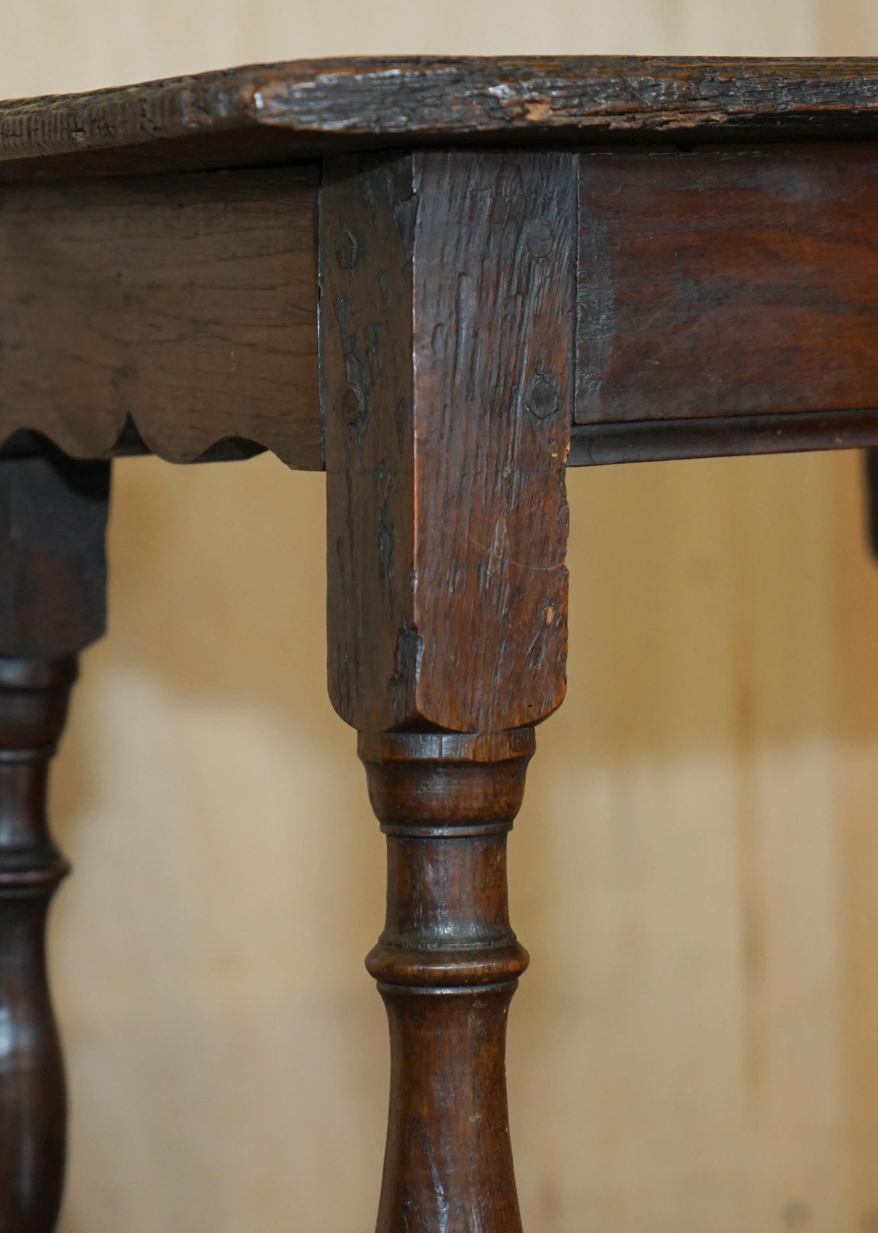 Chêne 17e SIÈCLE ANTIQUE ANGLAIS OAK TABLE À VINS TABLE D'ACCOMPAGNEMENT AVEC TÊTE PATANÉE en vente