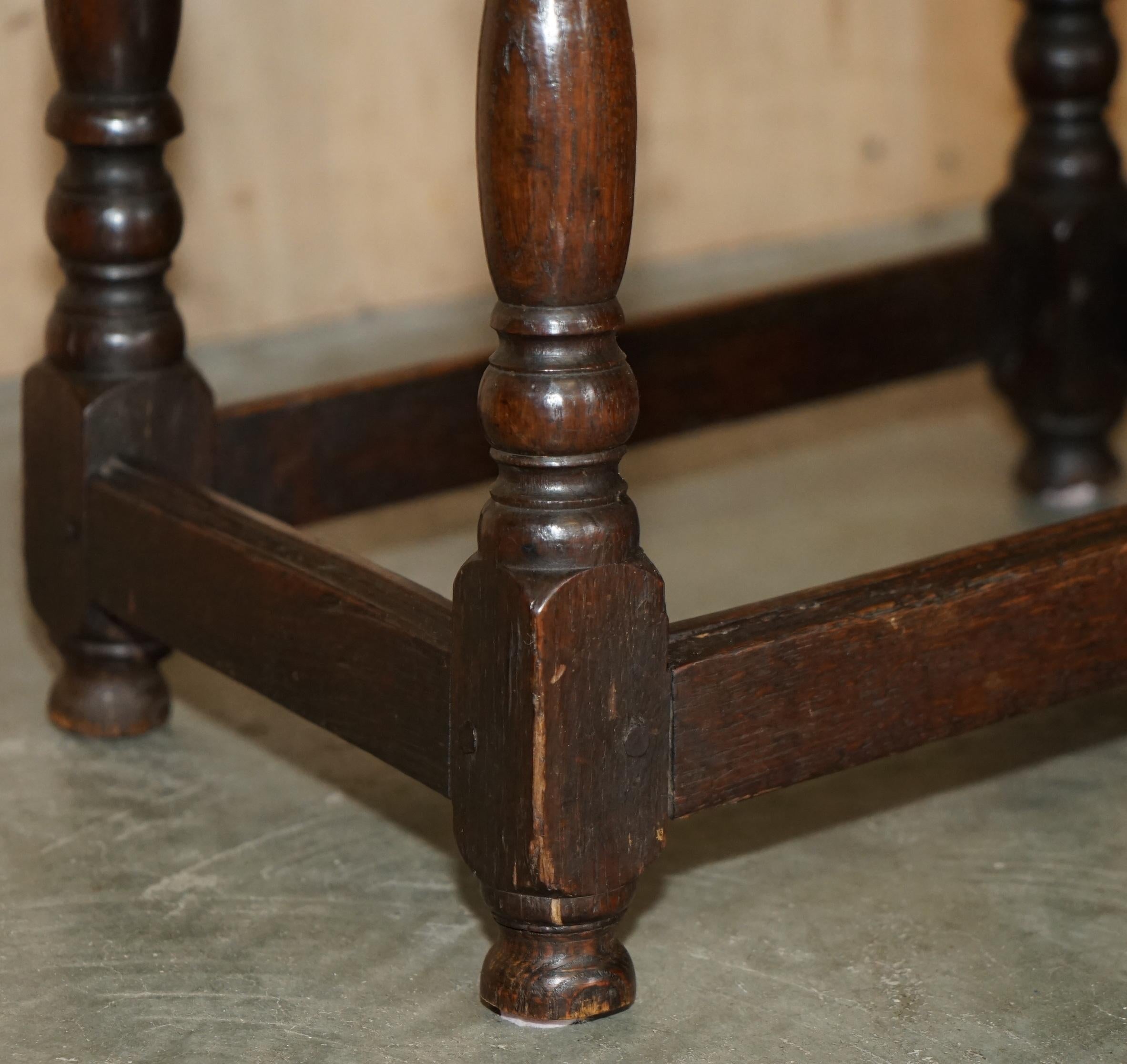 17TH CENTURY ANTIQUE ENGLISH OAK SIDE END LAMP WINE TABLE LOVELY PATiNATED TOP For Sale 2