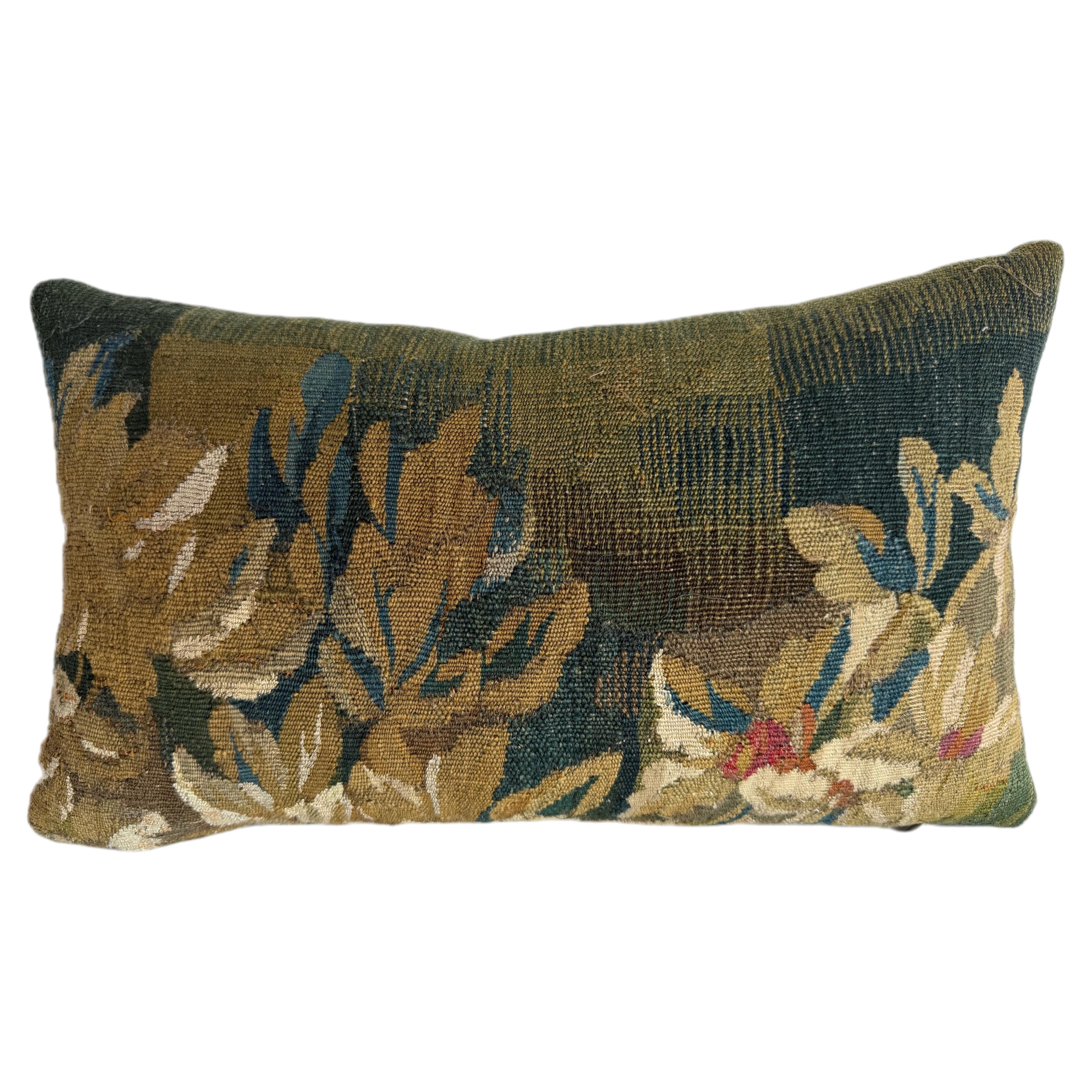 Oreiller en tapisserie Verdure florale flamande ancienne du 17e siècle