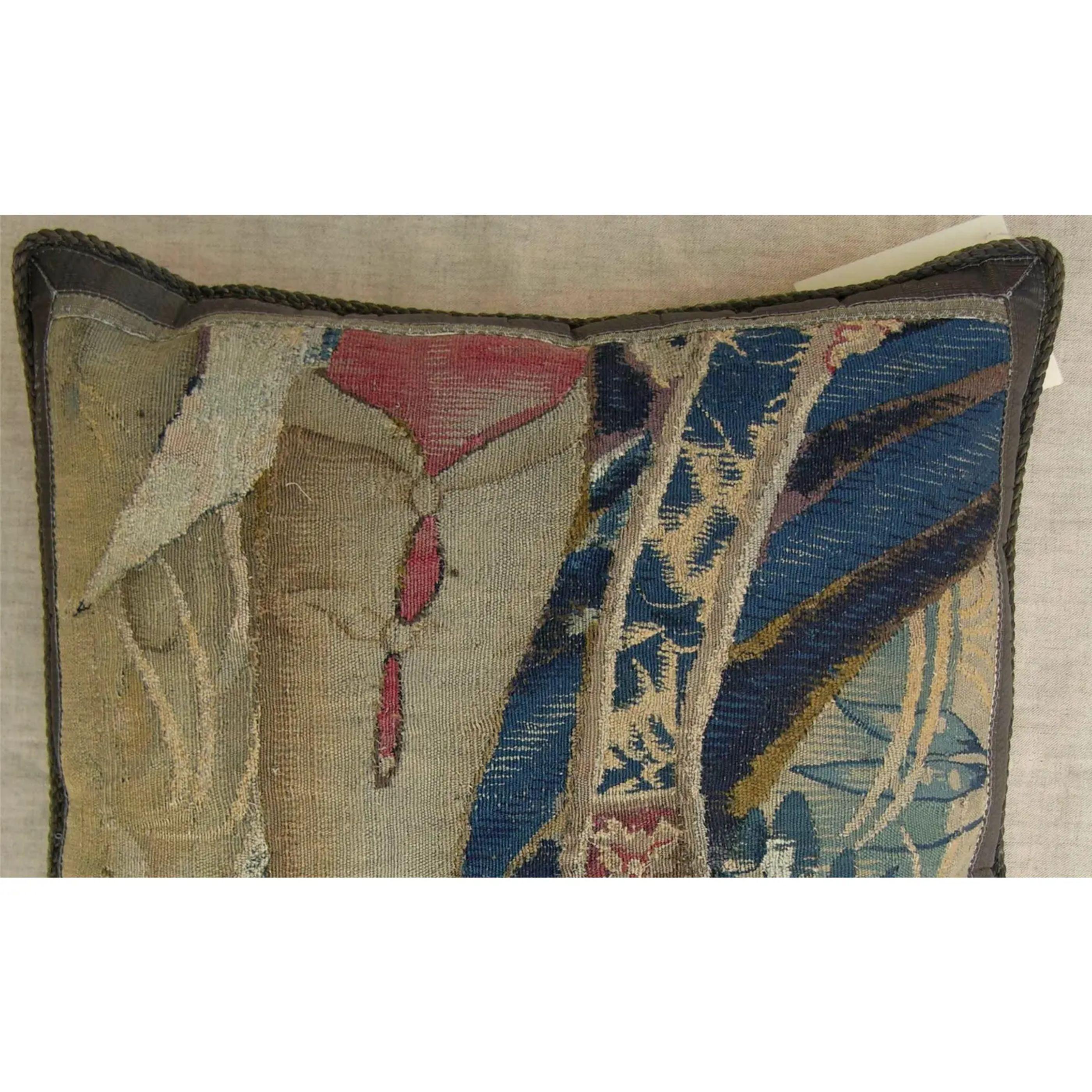 Oreiller en tapisserie ancienne de Bruxelles du 17e siècle