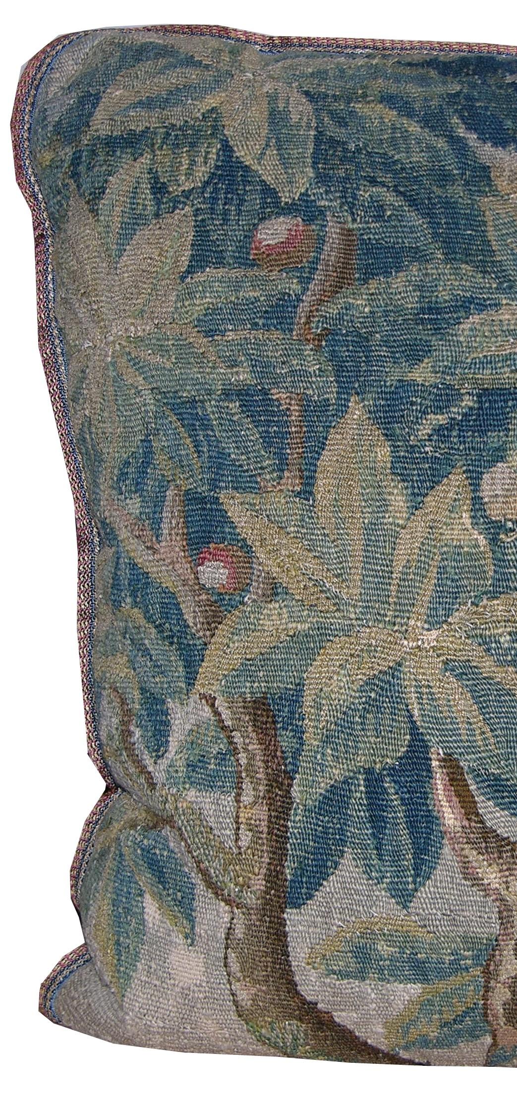 Inconnu Oreiller en tapisserie flamande ancienne du 17e siècle en vente