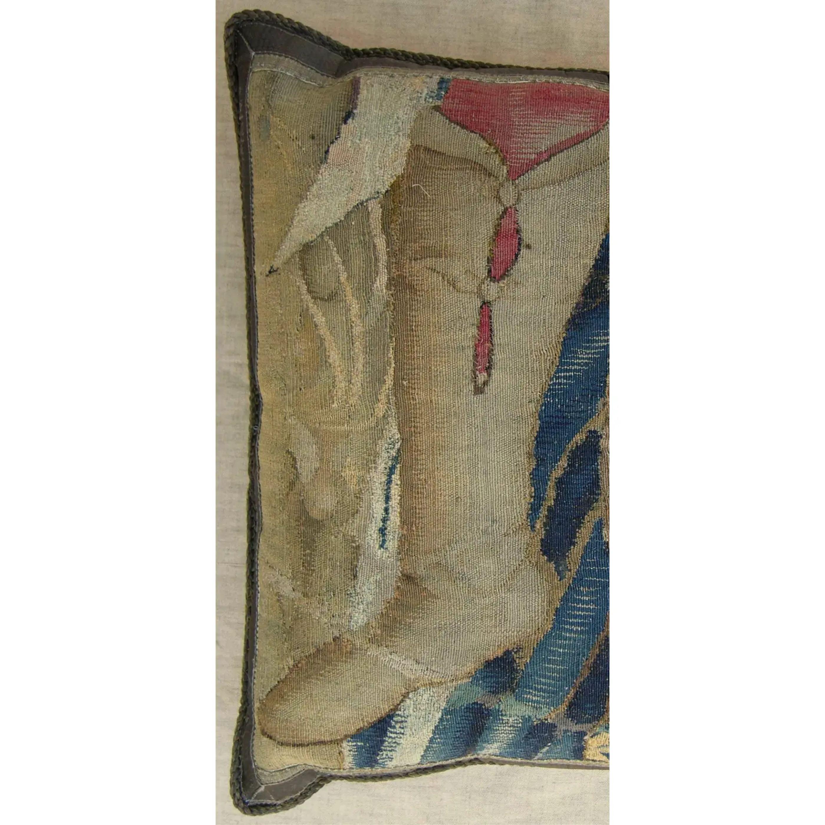 Tribal Oreiller en tapisserie flamande ancienne du 17e siècle en vente