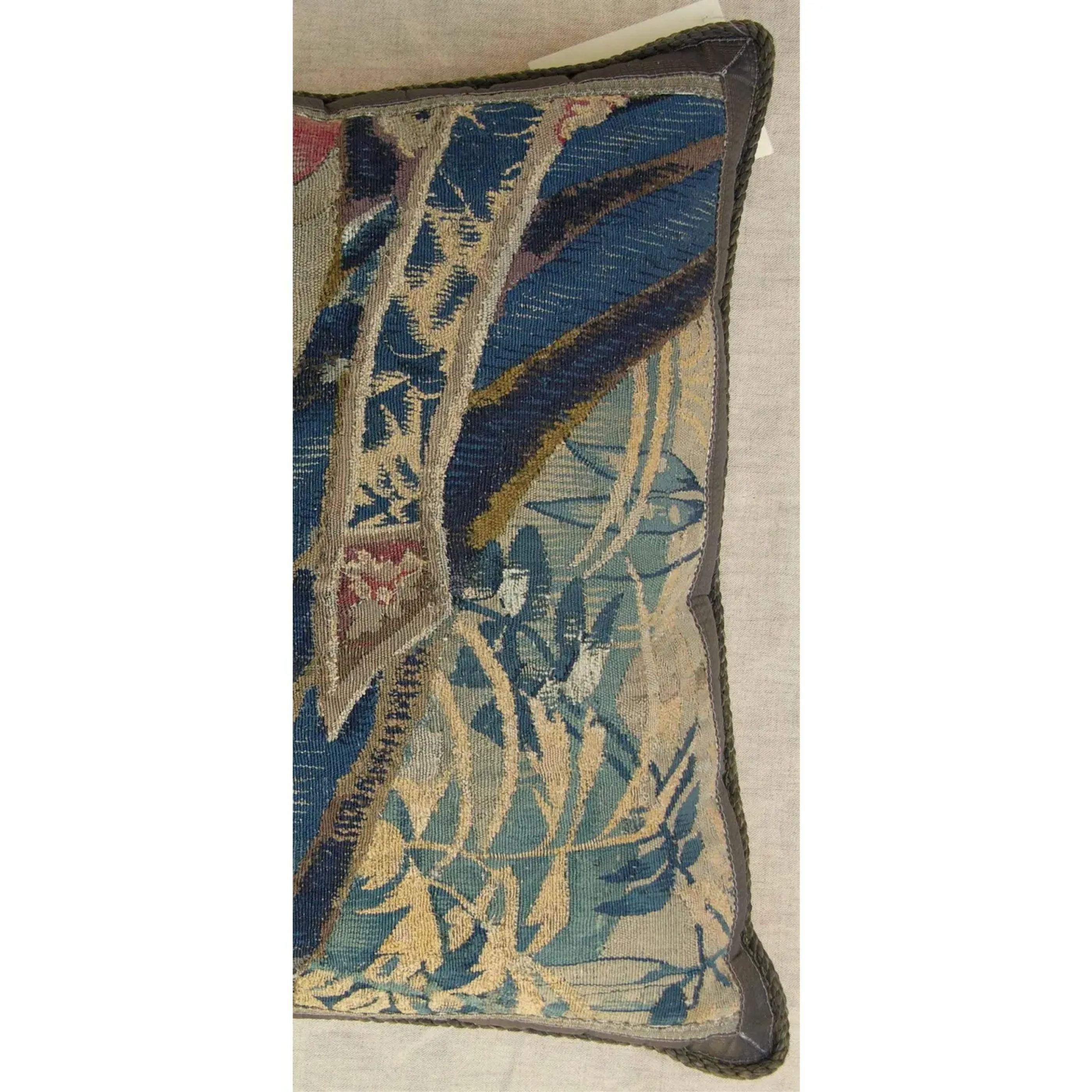 Inconnu Oreiller en tapisserie flamande ancienne du 17e siècle en vente