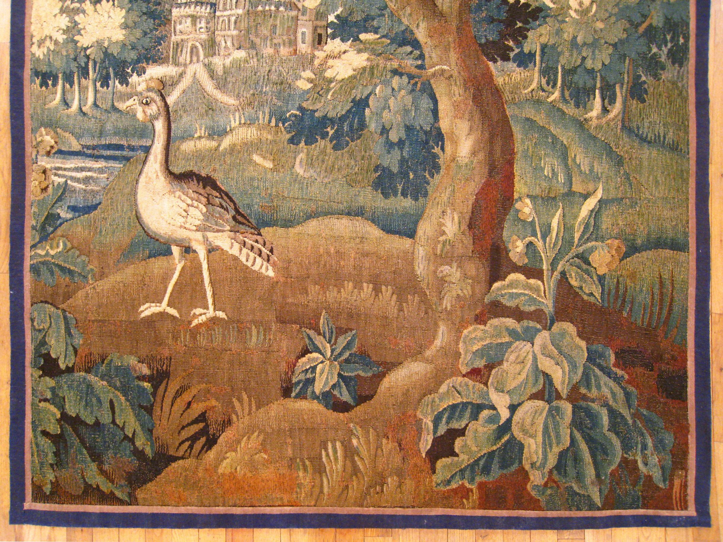Belge Tapisserie ancienne du 17ème siècle en Verdure Flemish avec arbres et oiseaux en vente