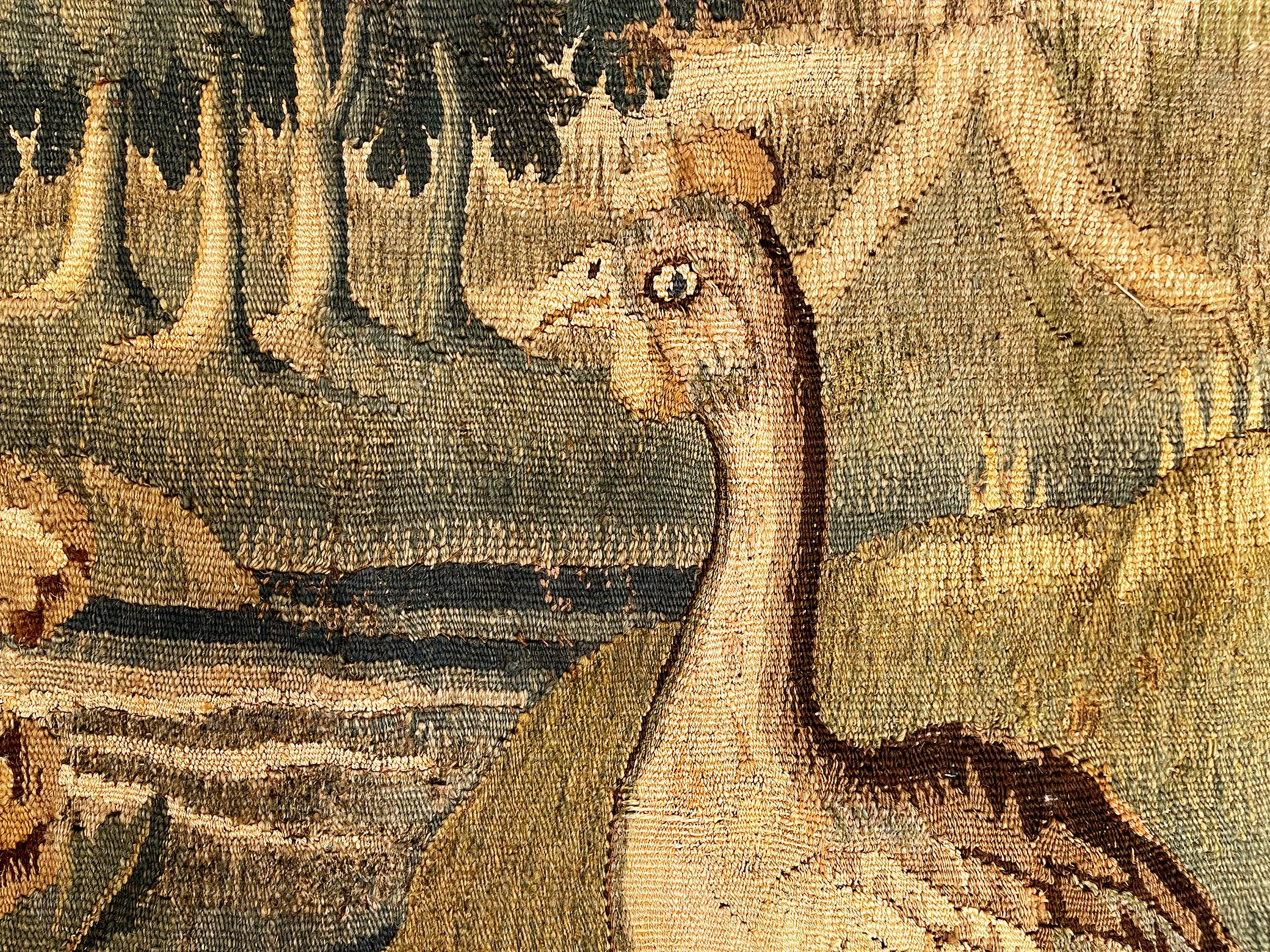 Tapisserie ancienne du 17ème siècle en Verdure Flemish avec arbres et oiseaux Bon état - En vente à New York, NY
