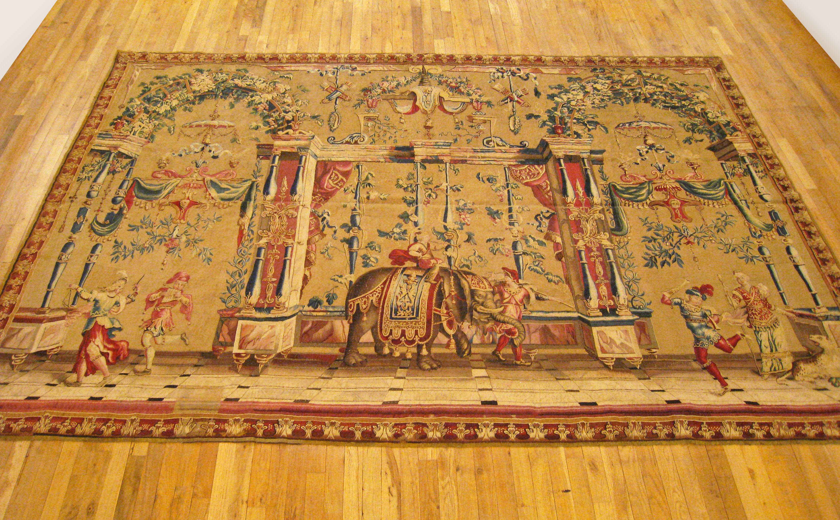 tapisserie française des grotesques du 17ème siècle

Ancienne tapisserie française de Beauvais du XVIIe siècle, représentant une scène grotesque avec un éléphant et des artistes d'un cirque exotique. Cette tapisserie rare est un bel exemple du
