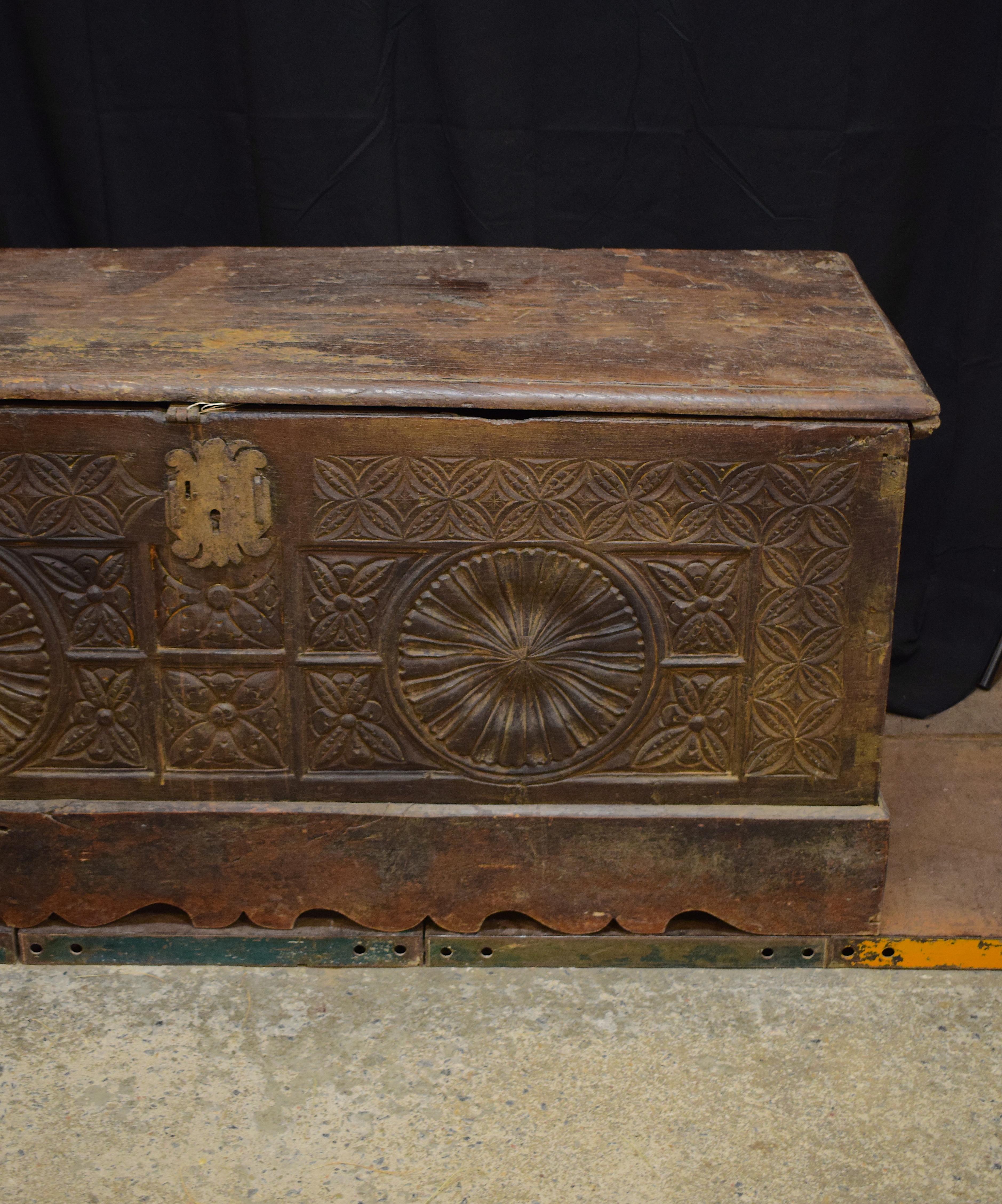 17th Century Antique French Oak Trunk from the Gothic Period In Good Condition For Sale In Vulpellac, Girona