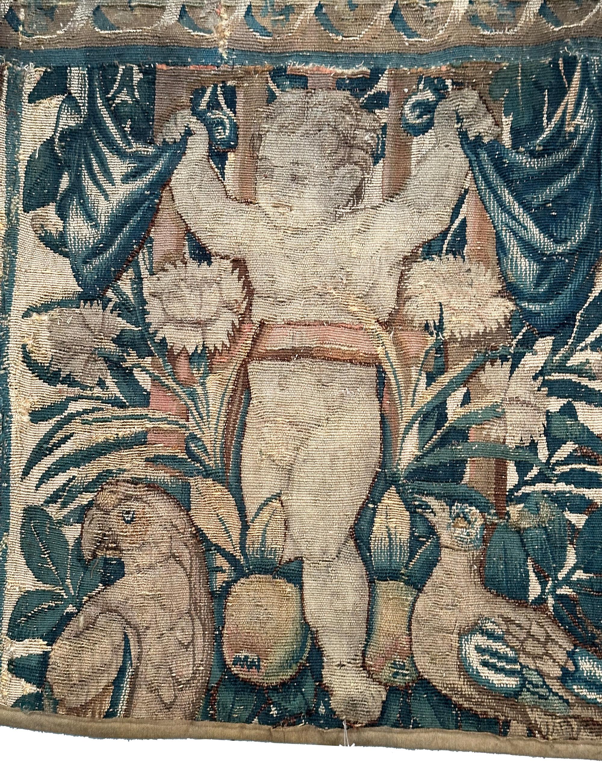 Antiker französischer Wandteppich aus Verdure-Wolle und Seide mit Blumen aus dem 17. Jahrhundert, 5x6 (Französisch) im Angebot