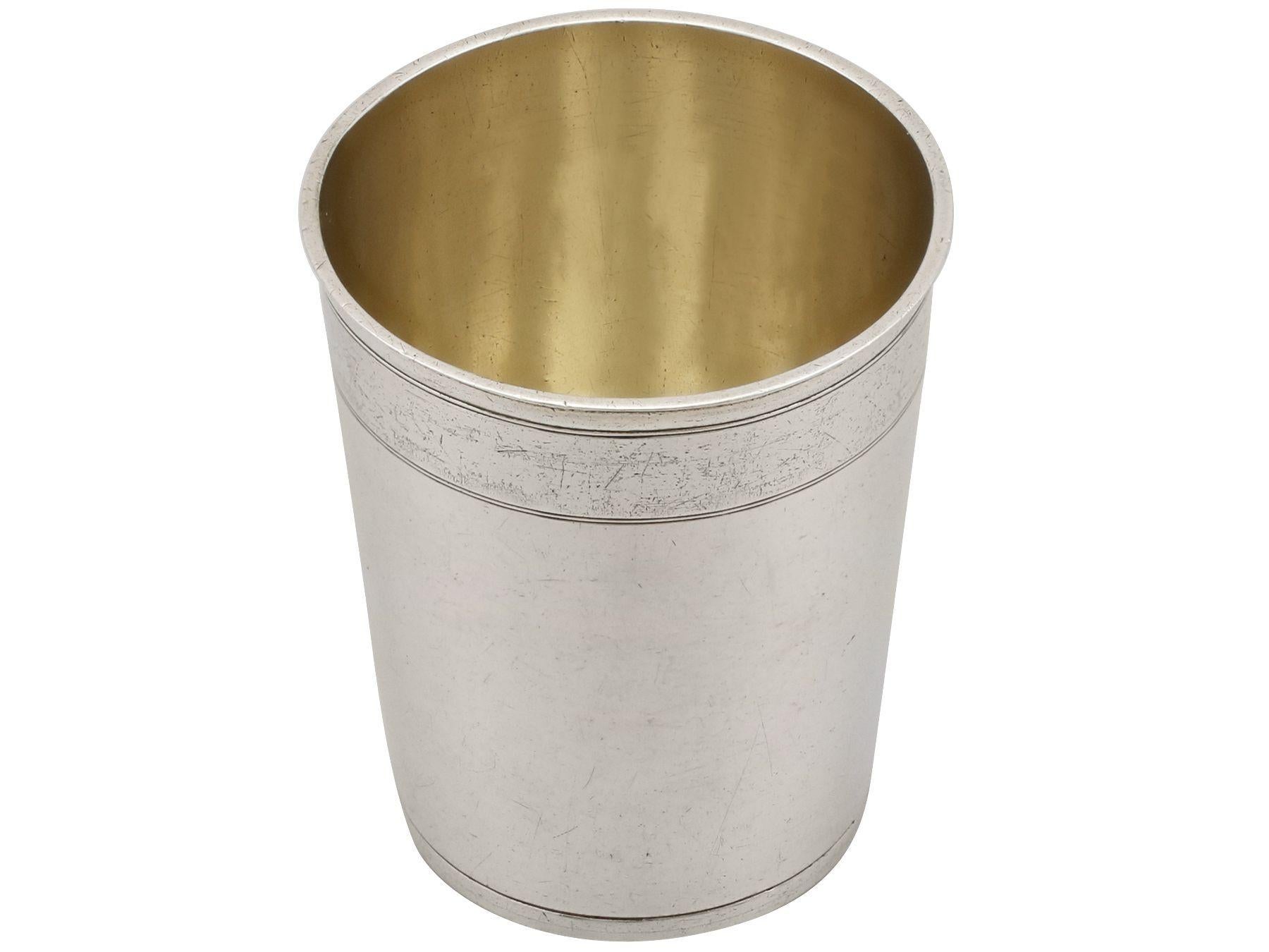 Excepcional, fino e impresionante Vaso de plata alemán del siglo XVII fabricado en Augsburgo; forma parte de nuestra colección de platería continental

Este excepcional vaso de plata antigua del siglo XVII tiene una forma cilíndrica ahusada.

La