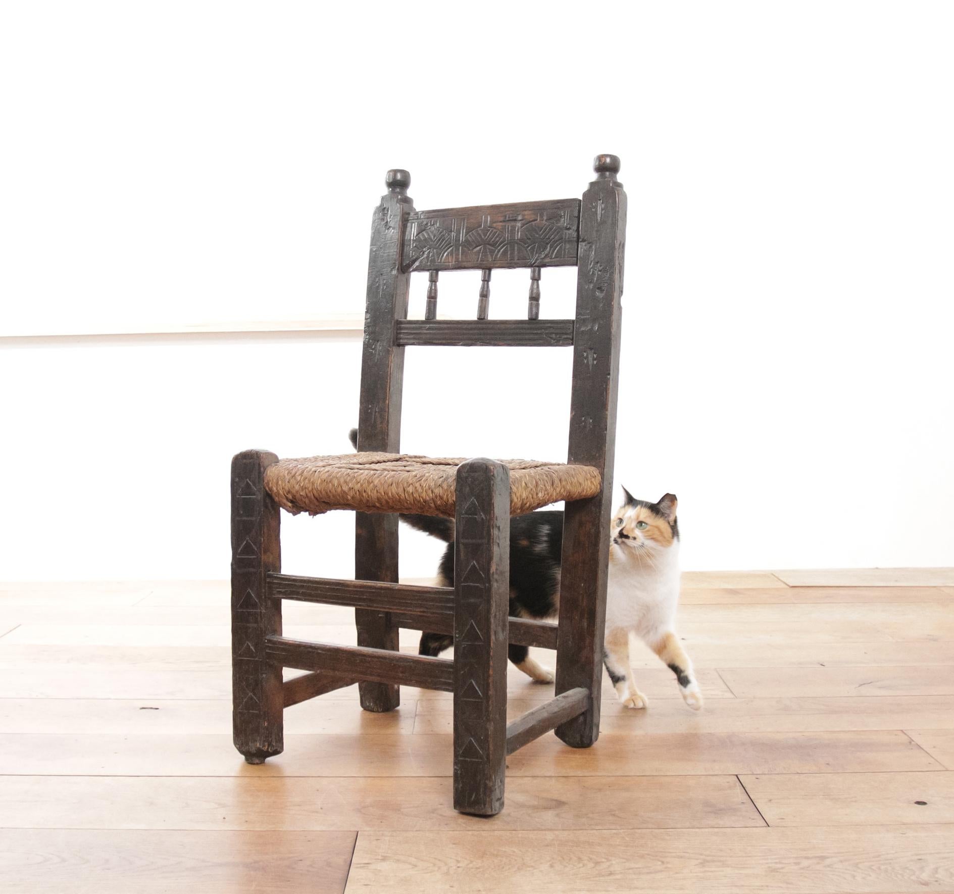 Holen Sie sich ein Stück ländliche Eleganz mit diesem originalen Bauernstuhl aus dem 17. Jahrhundert, der mit handgeschnitzten Motiven verziert ist, die eine minimalistische Einrichtung oder einen Wabi-Sabi-Stil perfekt ergänzen. Dieser Stuhl, der