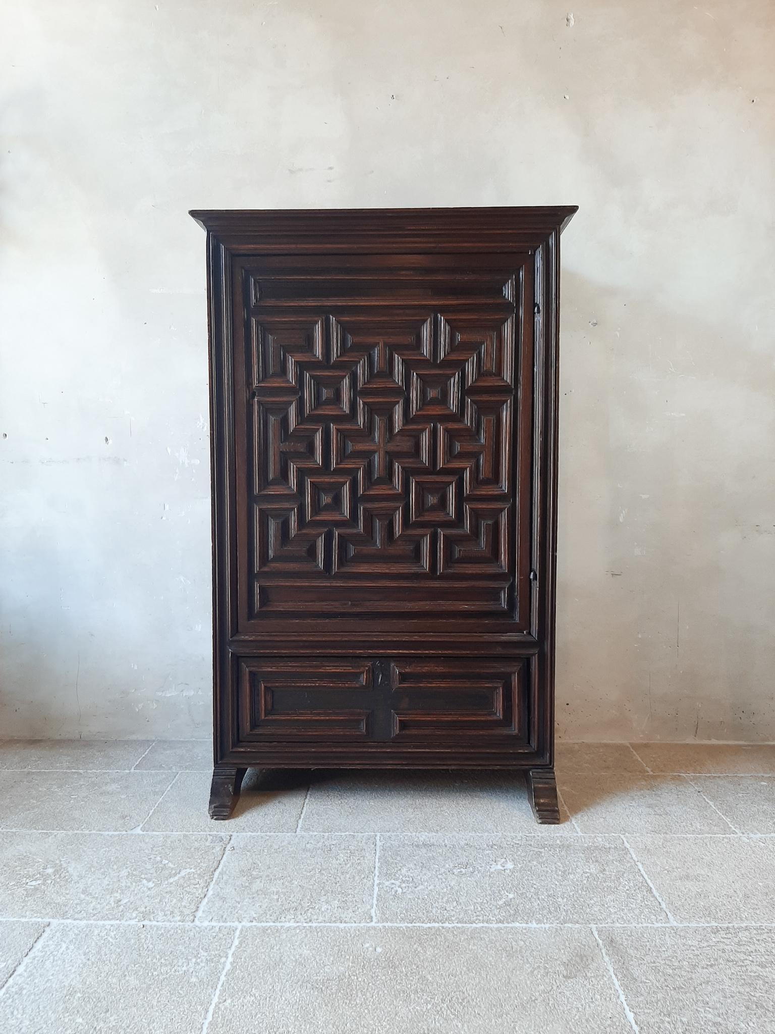 Antique 17th century Spanish armario or wardrobe armoire constructed from walnut and pine. It was made in Spain, 1650-1670, and it is a Baroque cupboard. The top and back of the chest were added later due to restorement in the 1970s.
It is a very